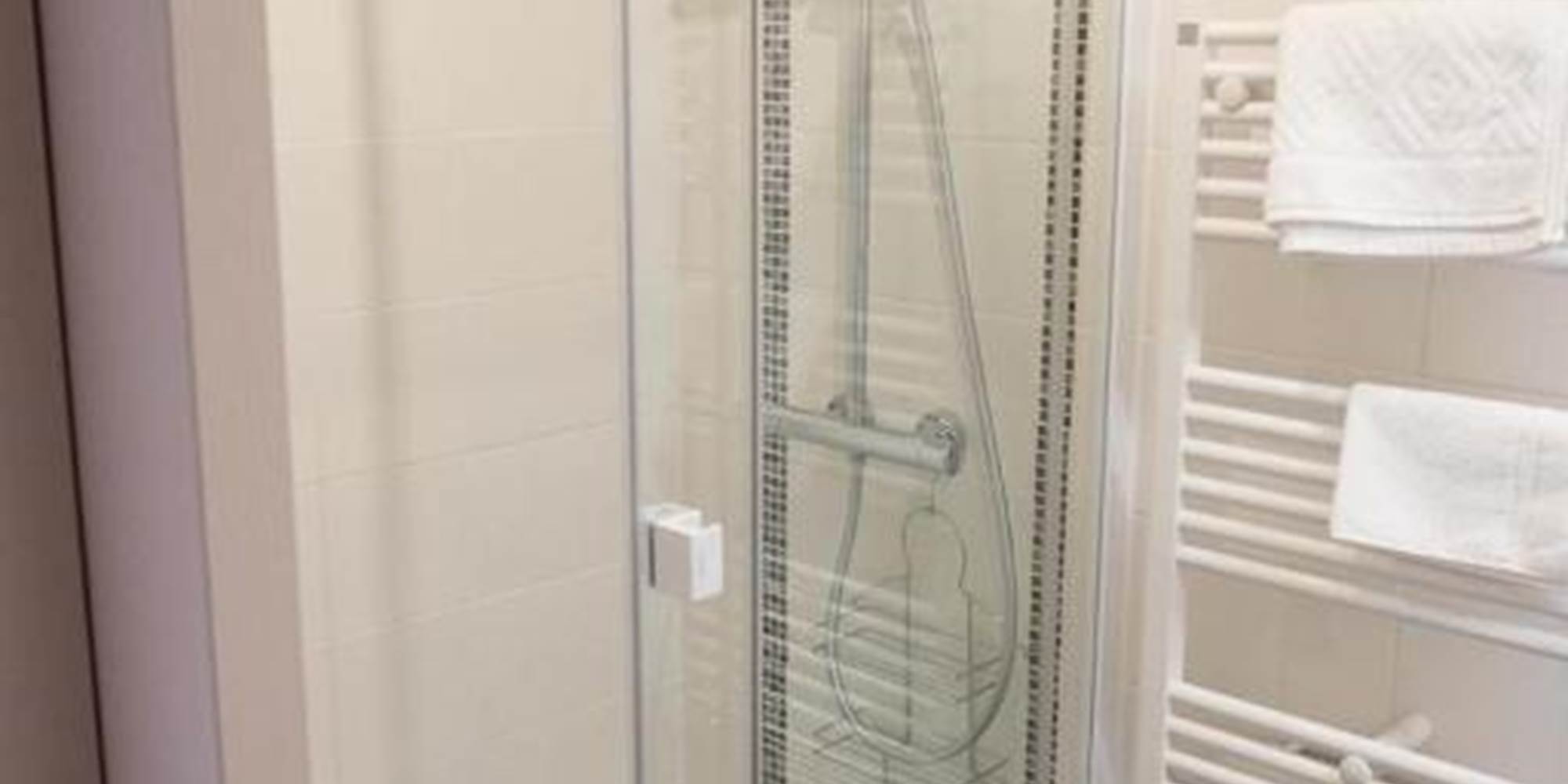 Gîte 1 - Maison 1 Chambre 1 Salon (1 à 4 personnes) : Salle d'eau avec douche spacieuse 120cm.