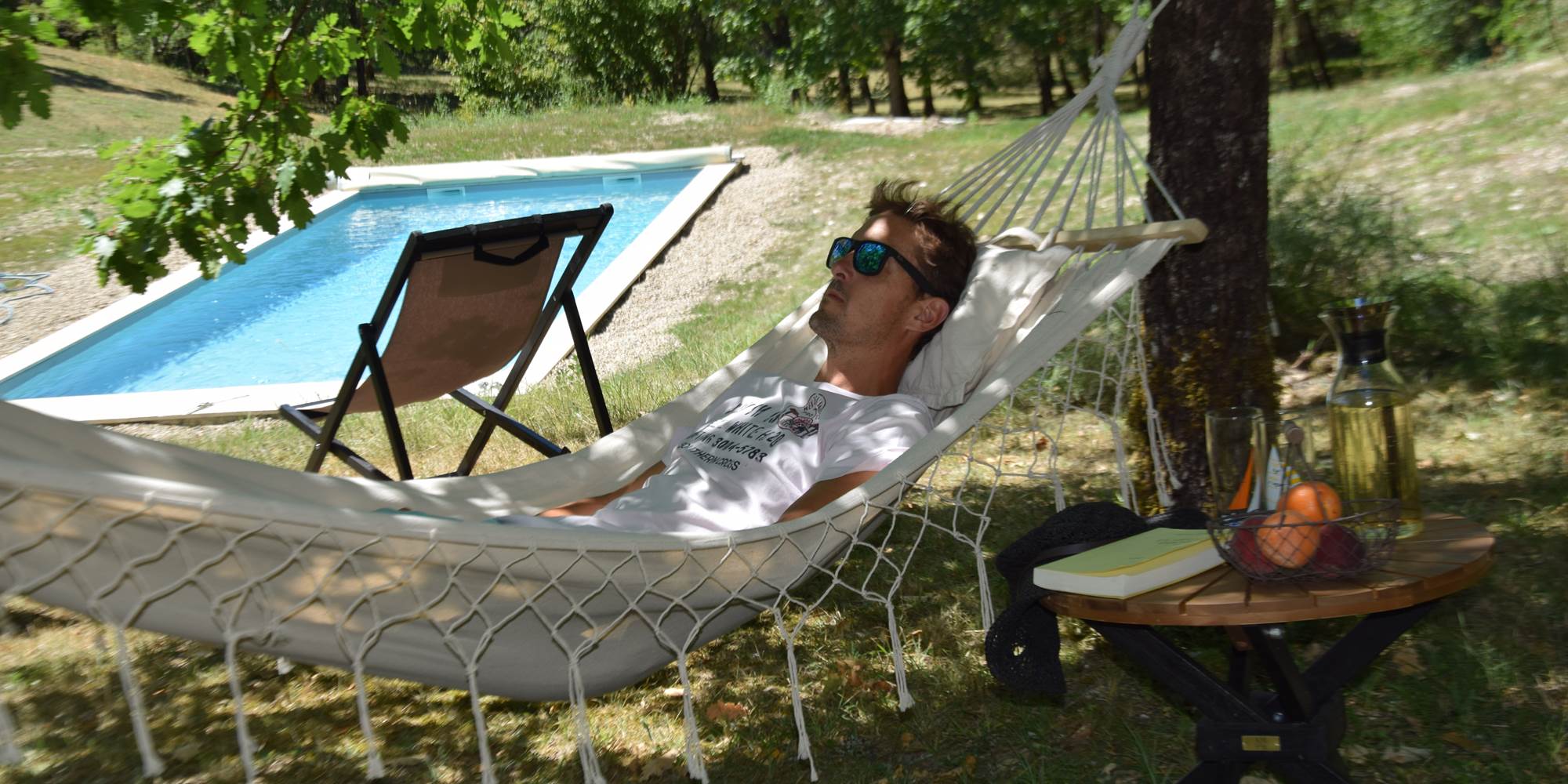 Détente et lecture dans le hamac, maison d'hôtes dans le Lot