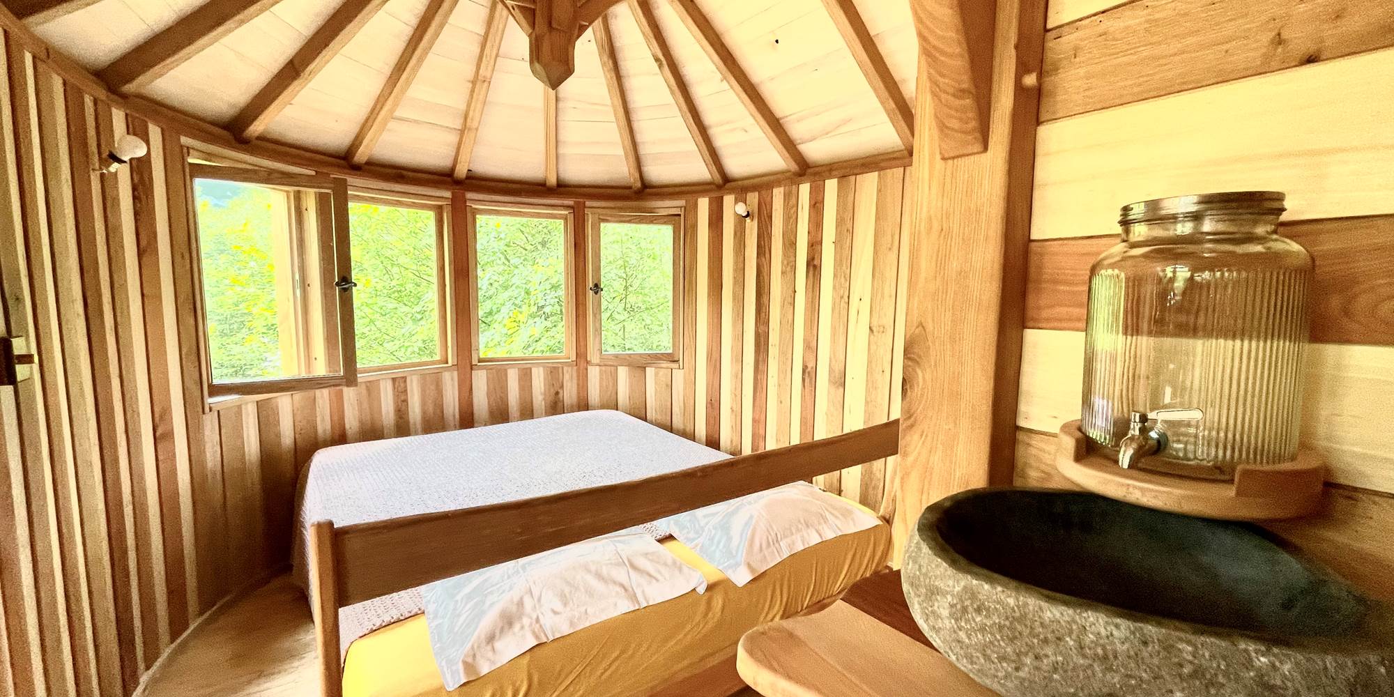 chambre arrondie et grand lit