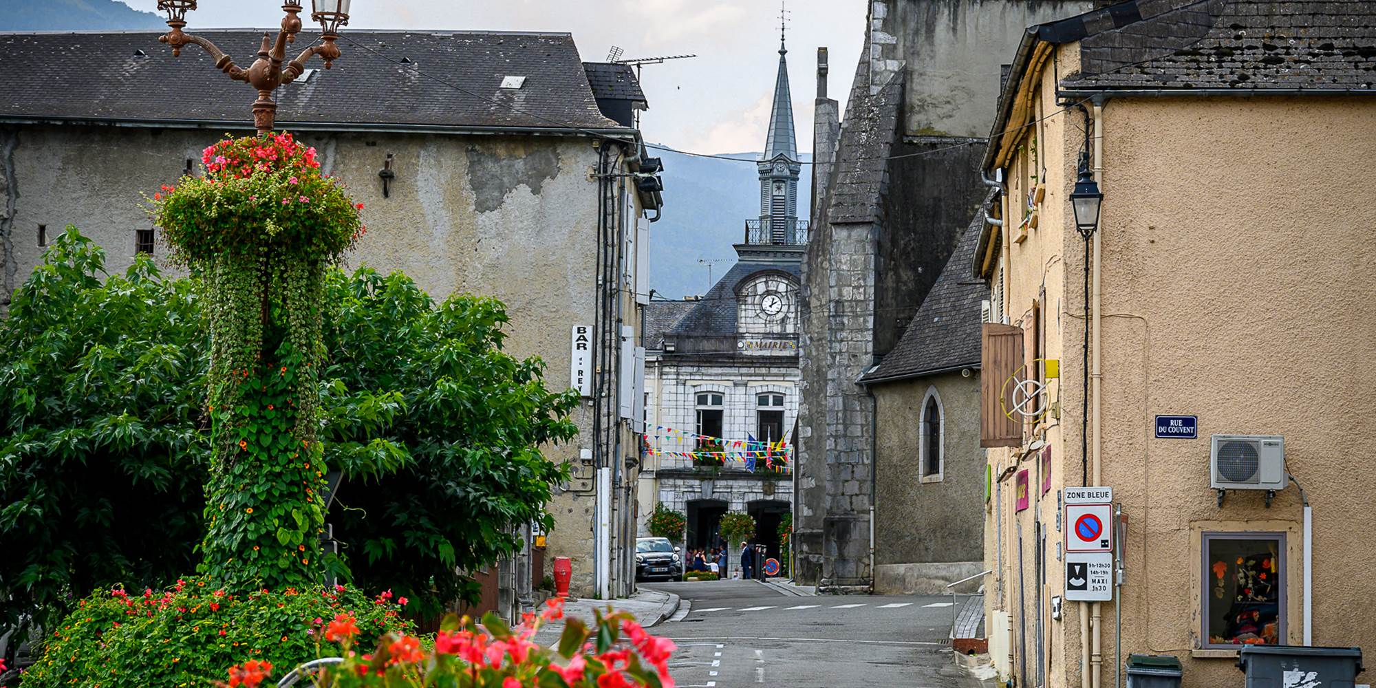 Vue sur le centre du village depuis la rue du moulin.