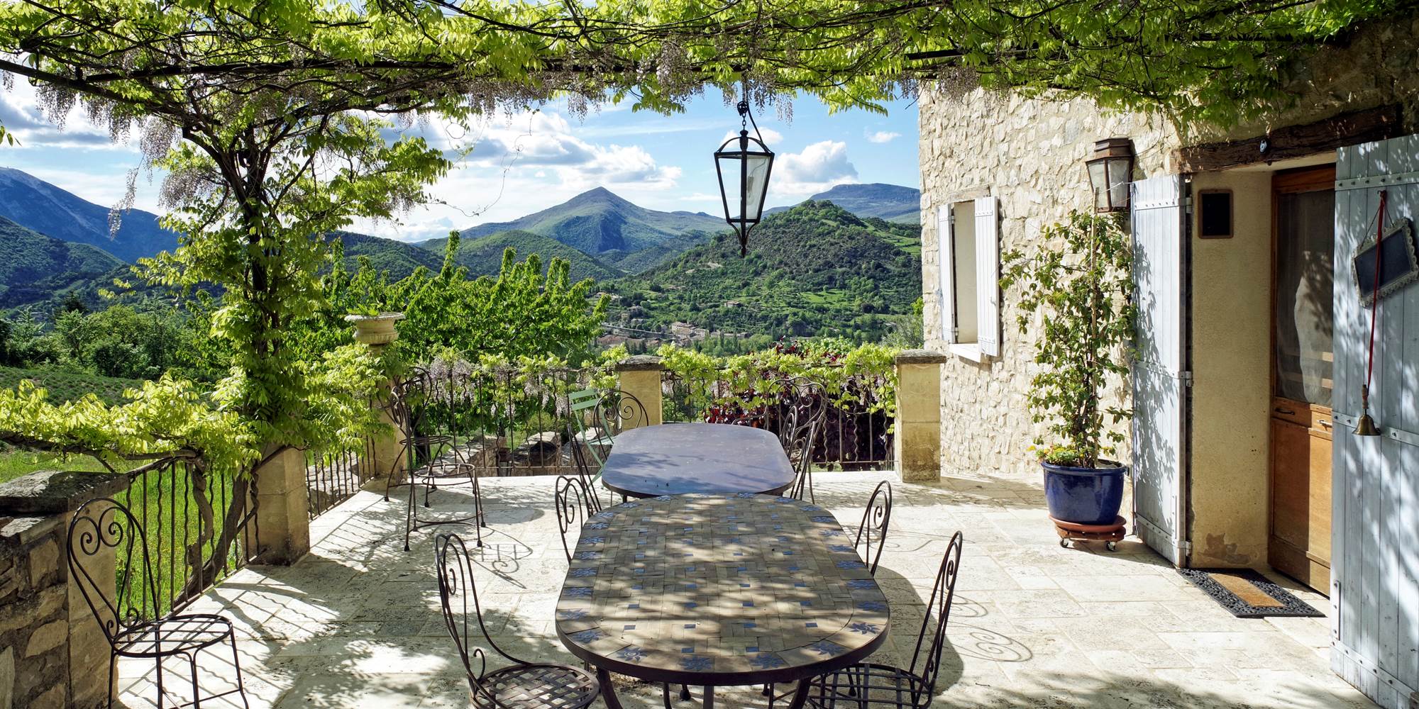 le Deffends de Redon la terrasse du petit déjeuner avec vue sur le Mont Ventoux