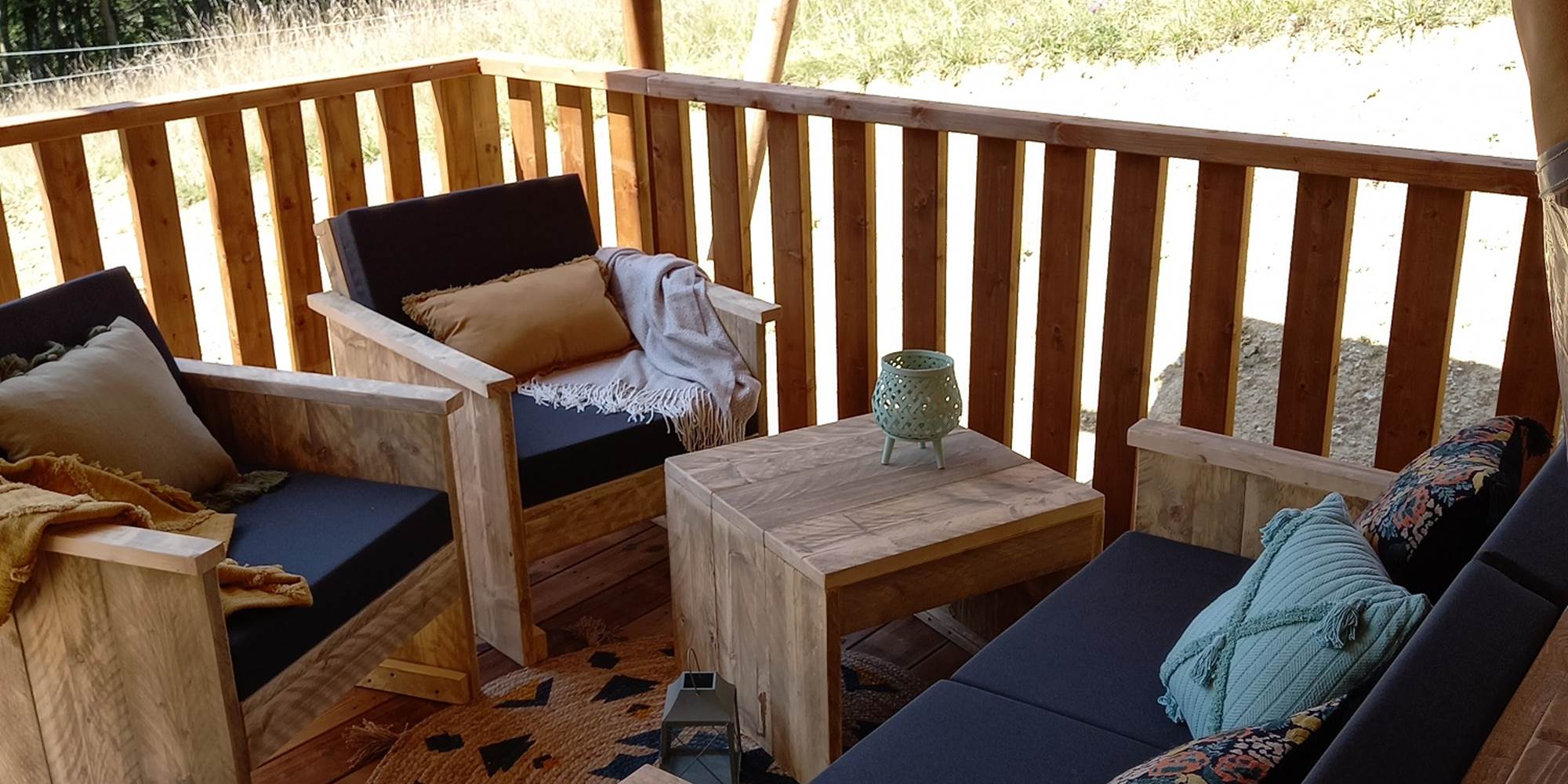 Eco lodge exterieur terrasse la ferme du hitton Gers glamping