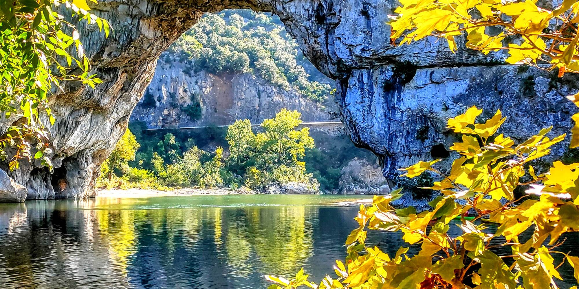 L'emblématique Pont d'Arc aux couleurs de l'automne