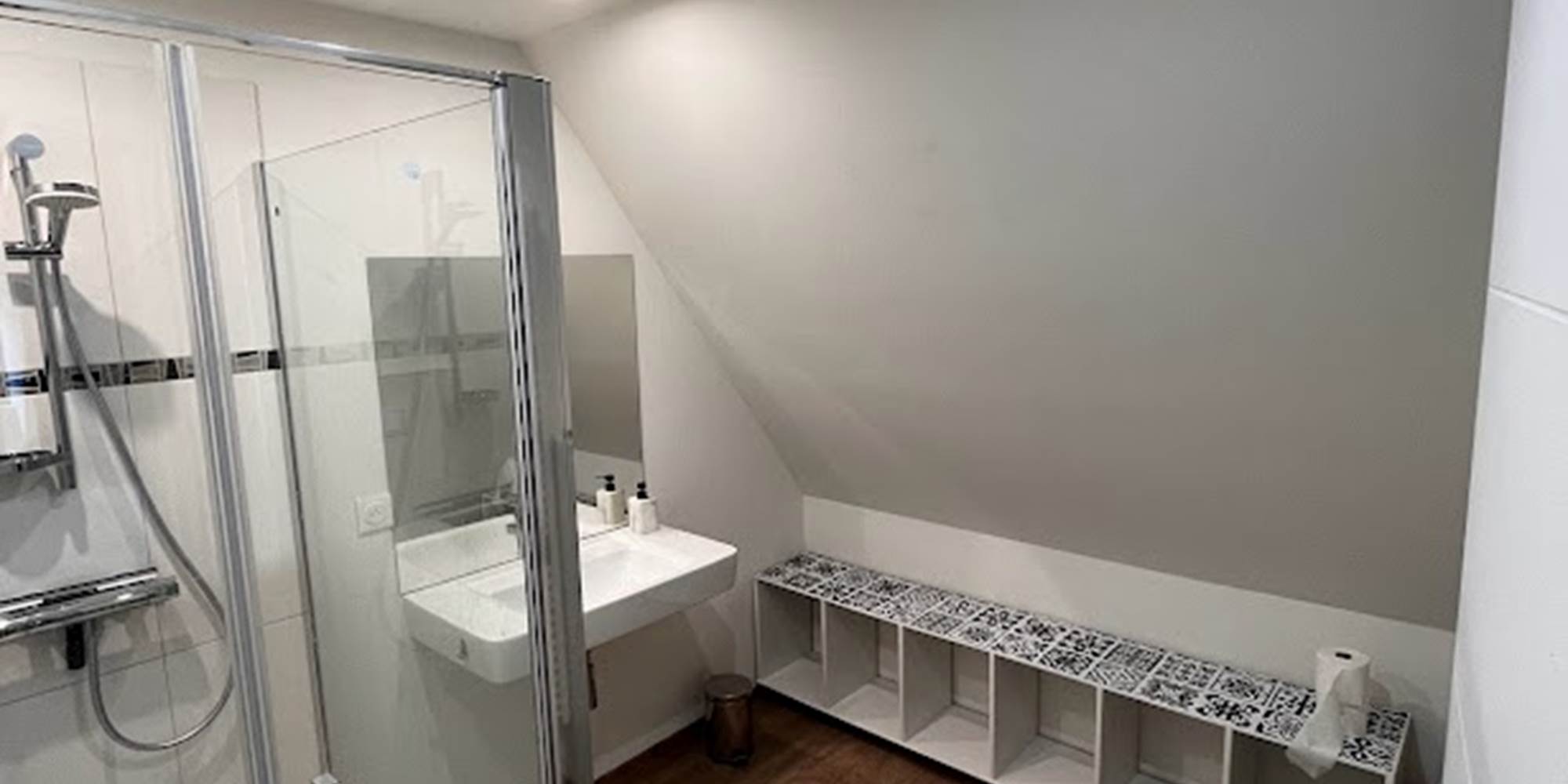 Salle d'eau + Toilettes étage