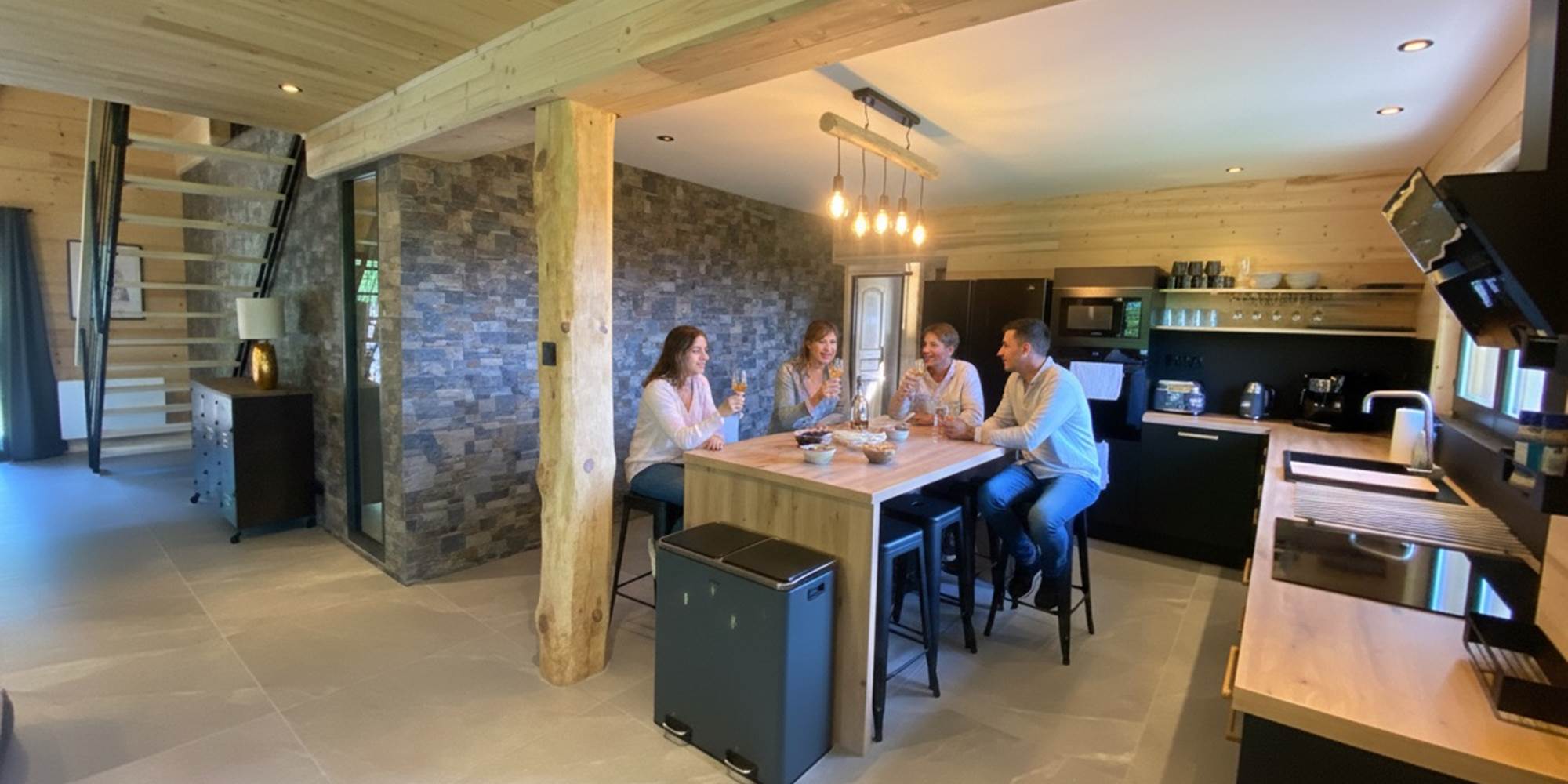 Grande cuisine toute équipée avec îlot central