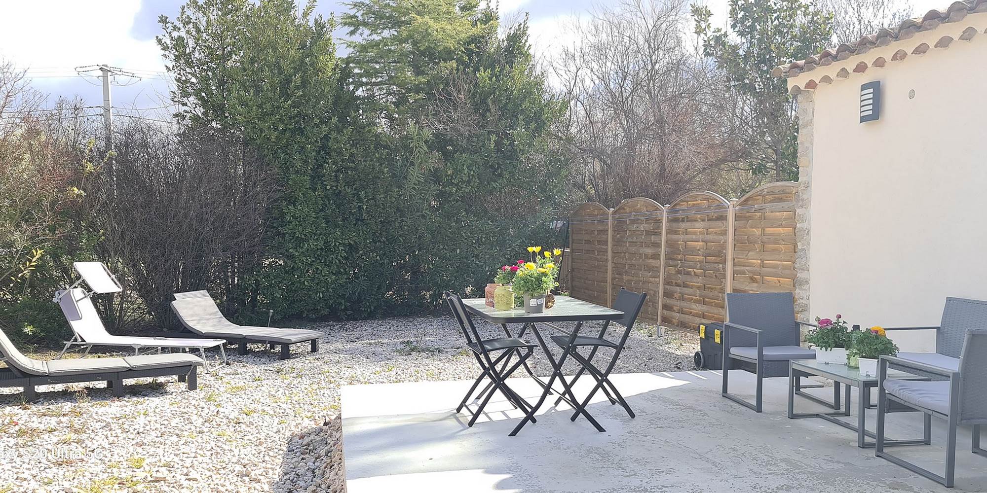 terrasse sur jardin et vue Sainte Victoire
