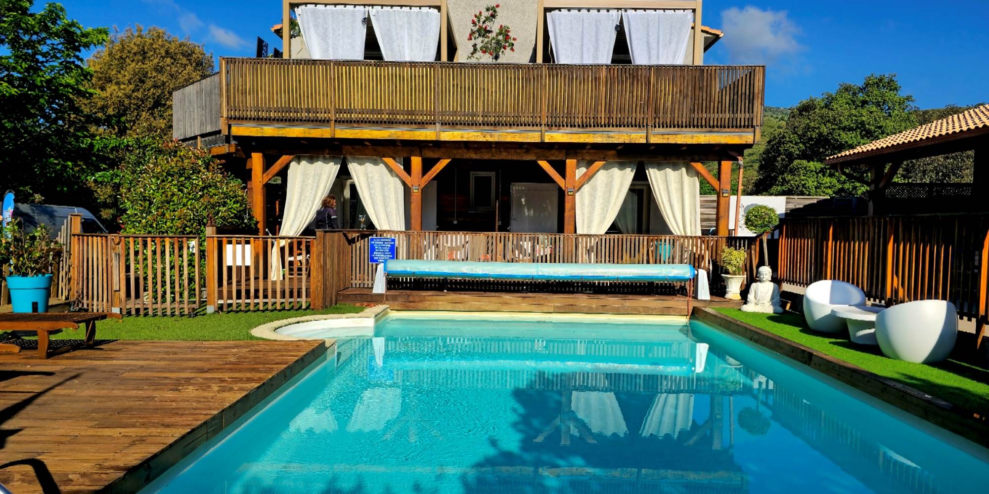 Calme et détente assuré en bord de piscine