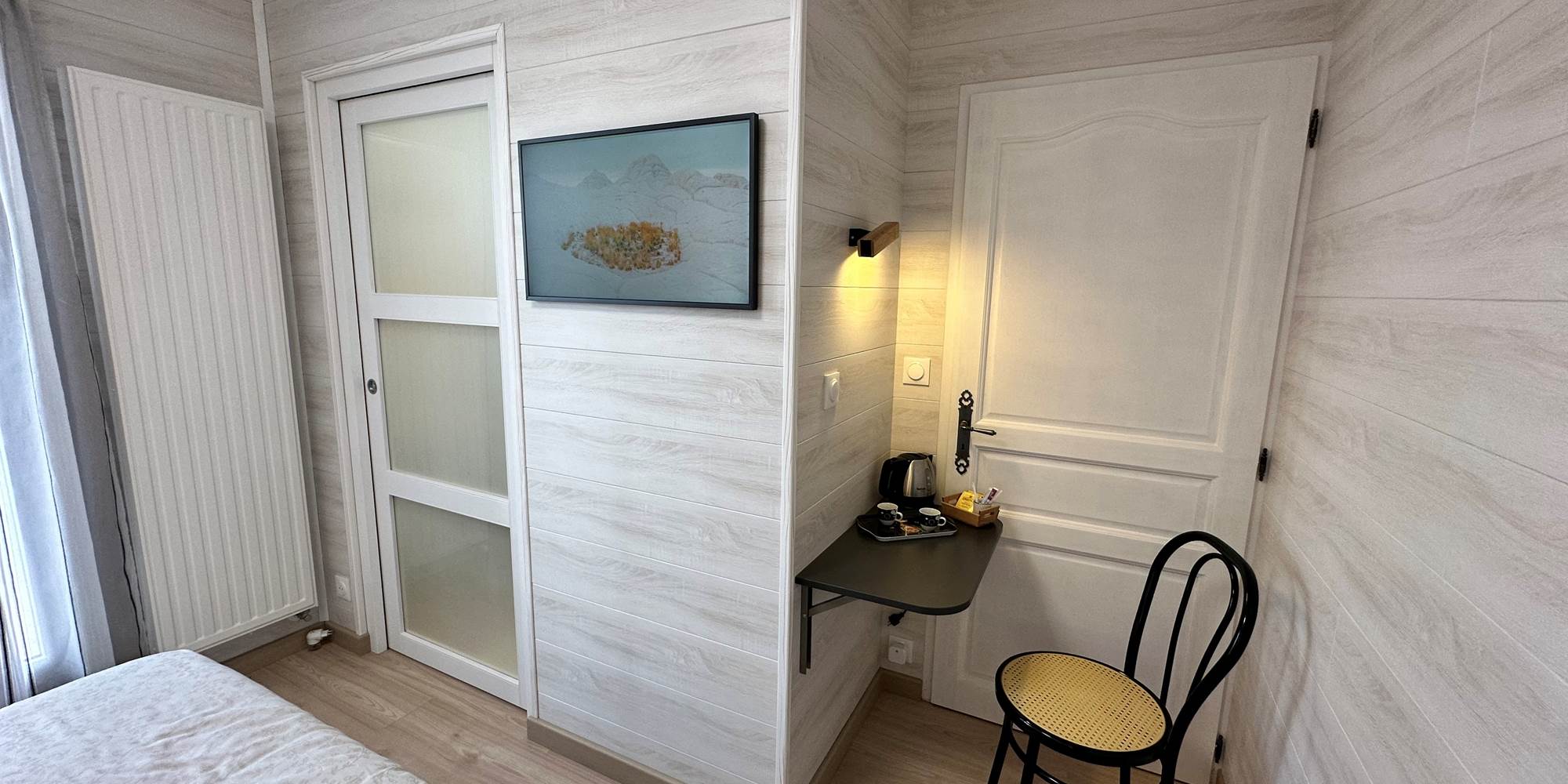 chambre-gabriel-coin-bureau-chaise-mobilier-sur-mesure-mas-des-anges-chambre-d-hotes-etape-hotel-soussans-margaux