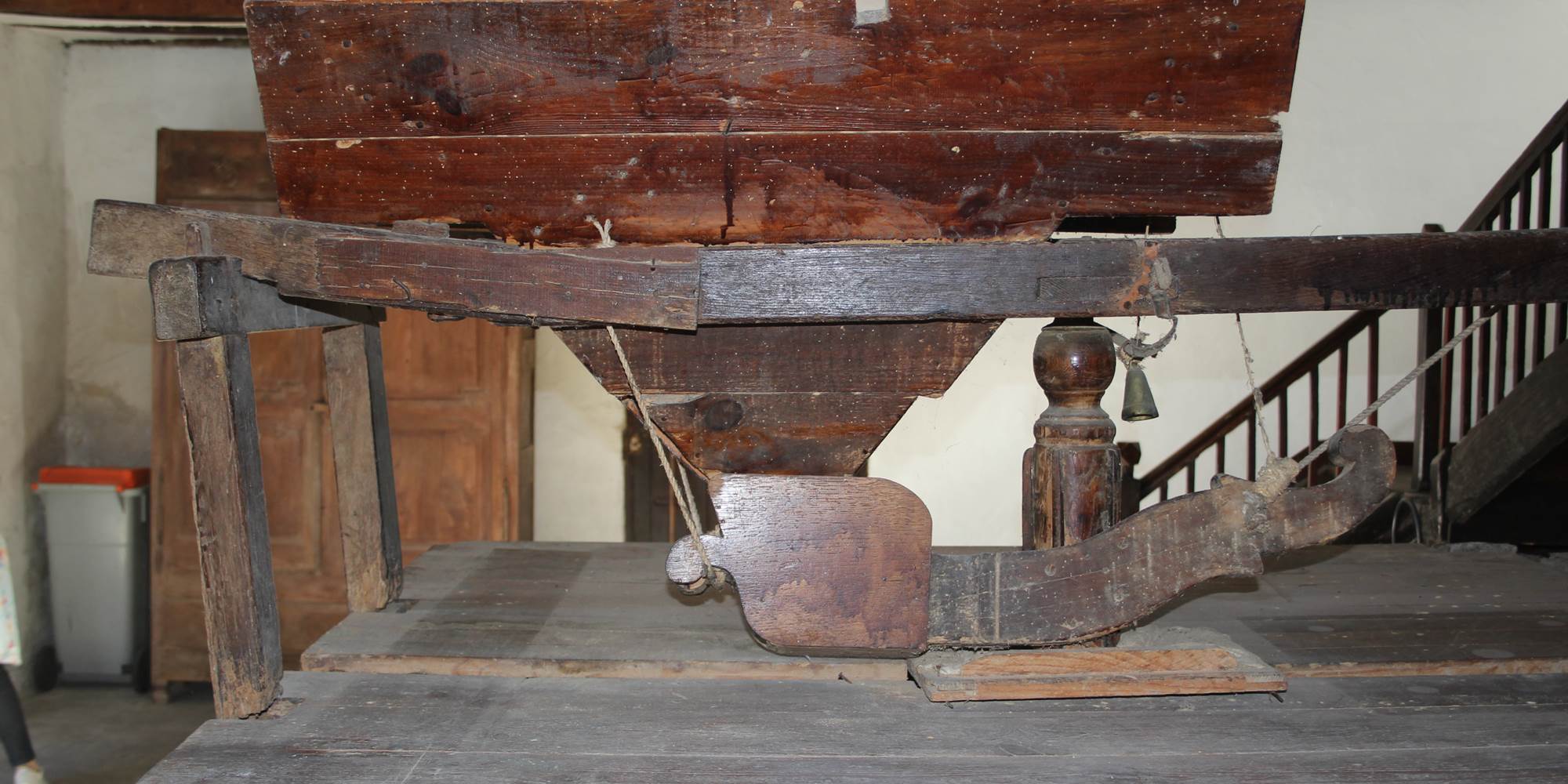 Gîte du Moulin : Le système d'alimentation du grain à moudre vers la meule.
