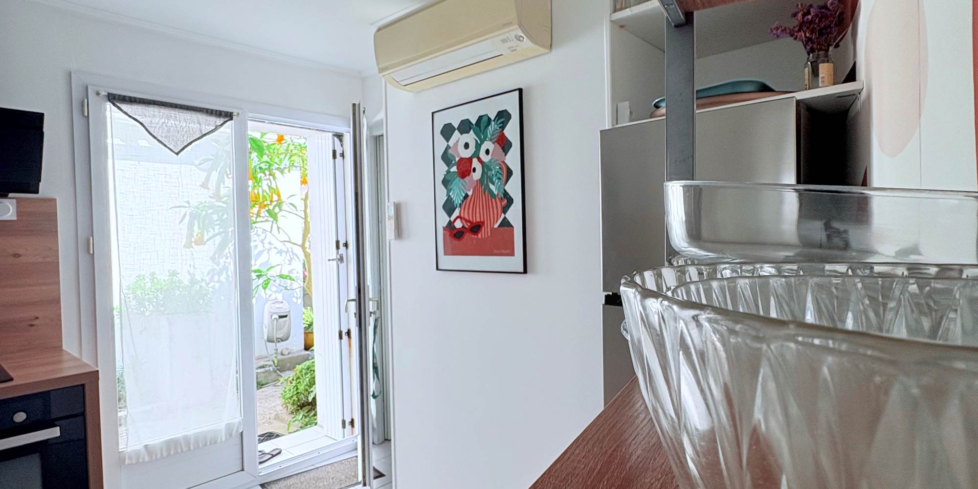 Maison Réthaise 2 – Cuisine pratique et design Un espace clair et parfaitement équipé : four, plaque, lave-vaisselle, micro-ondes. Le confort du quotidien à deux pas du marché médiéval.