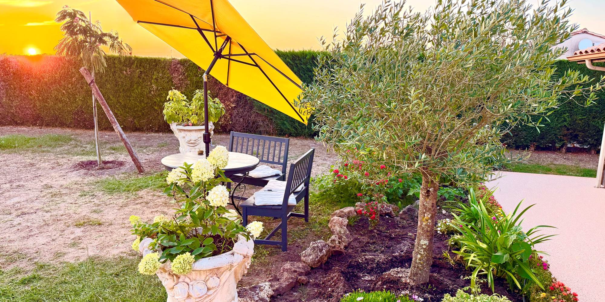 terrasse-jardin-parasol-jaune_mas-des-anges_soussans-margaux