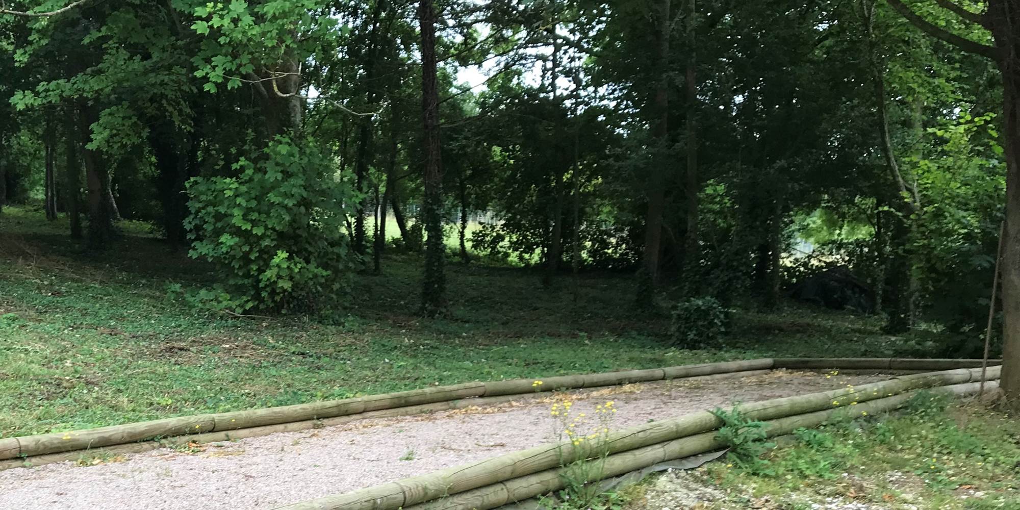 le terrain de petanque