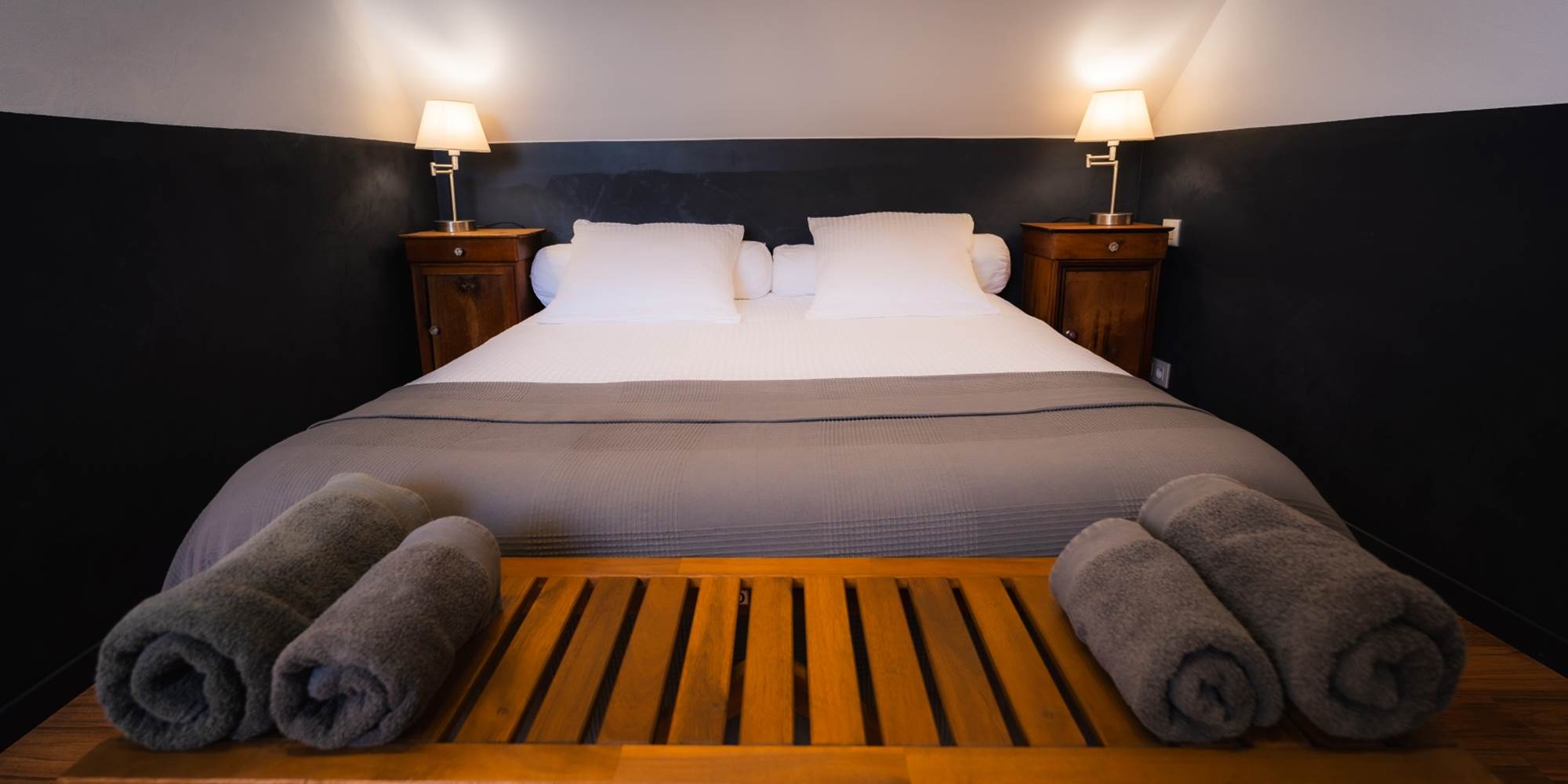 Chambre les danseurs:  le lit queen size