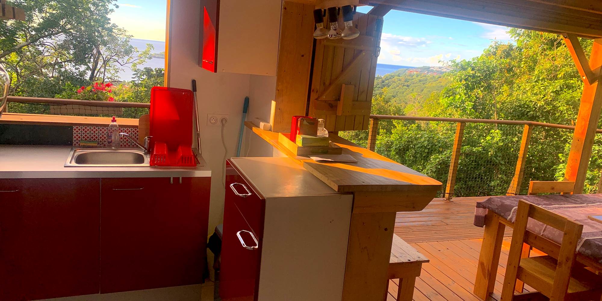 Cuisine attenante à la terrasse