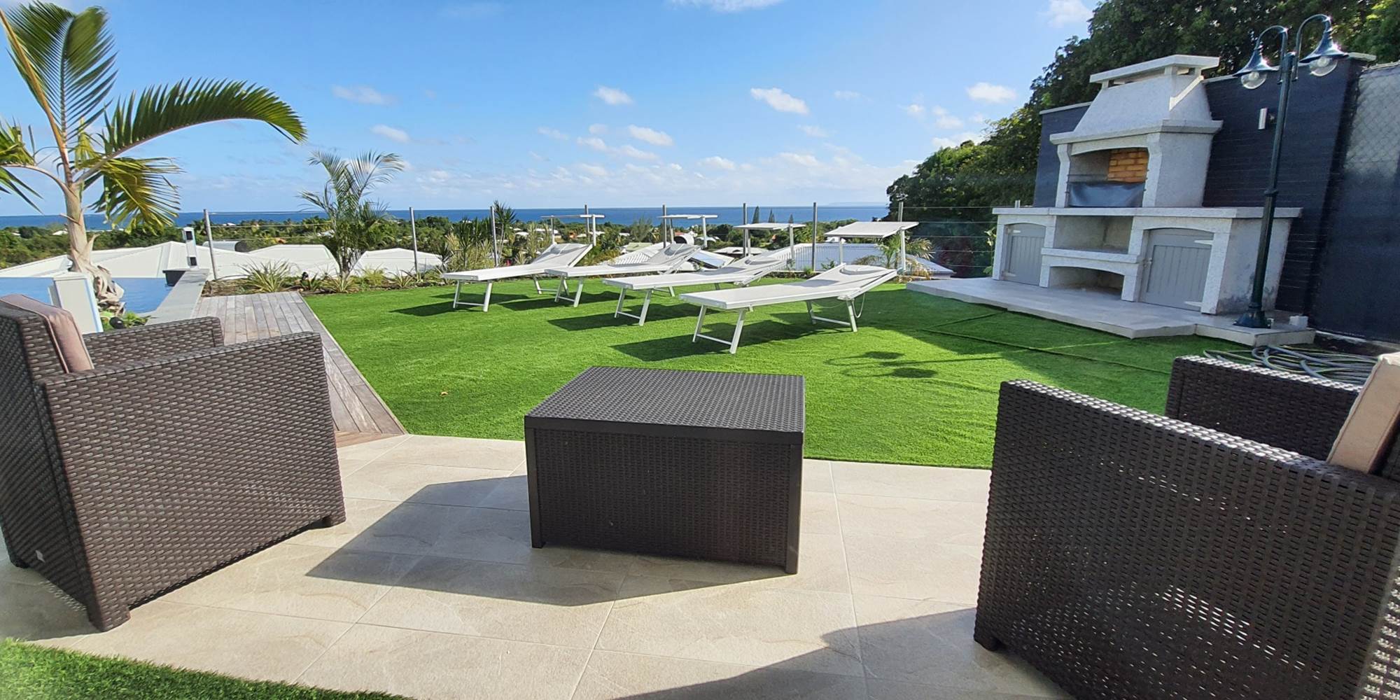 Terrasse privative, bains de soleil et barbecue au gaz