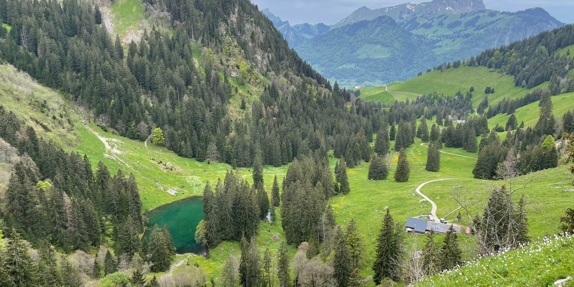 randonnée-vacances-sportives-gruyere-suisse-moleson-lac-de-montagne-couple
