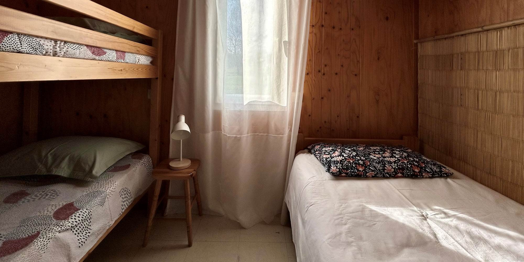 Chambre avec un lit simple et un lit superposé
