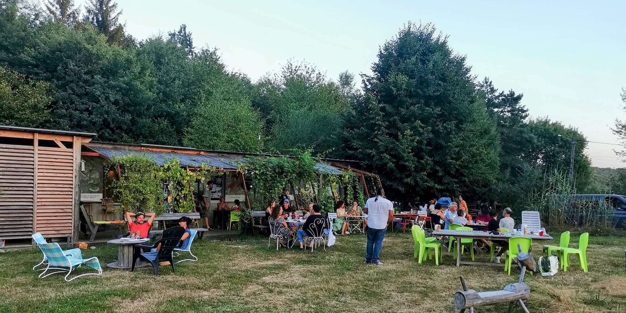 Terrasse devant la maison d'accueil