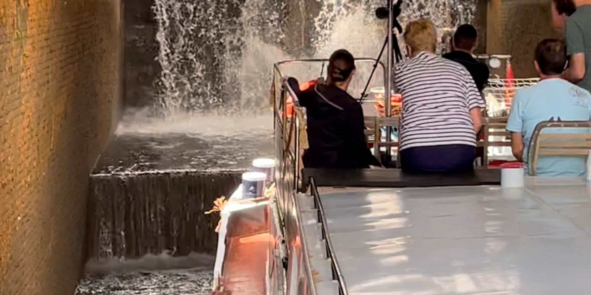 L'impressionnante écluse du Tarn qui permet de remonter sur le Canal de Montech (6,30m de hauteur)