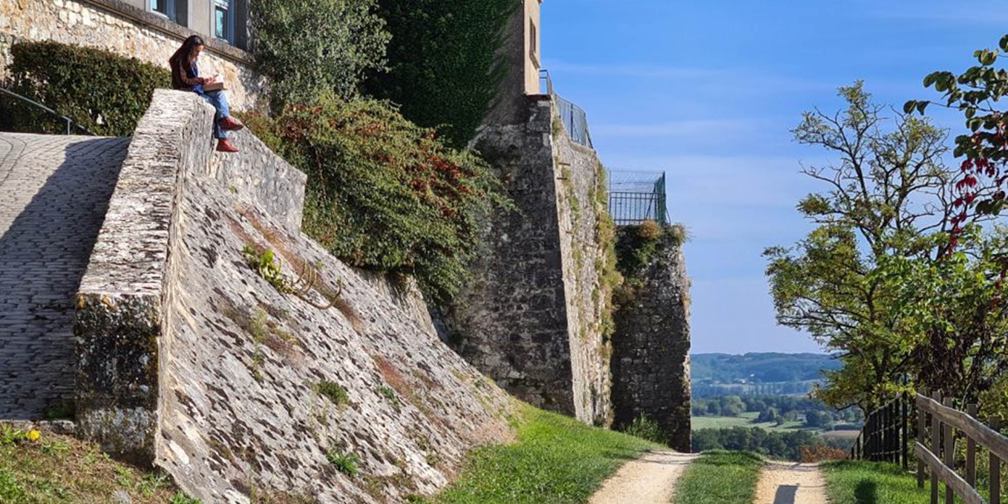tournon-d-agenais-lecture-au-soleil