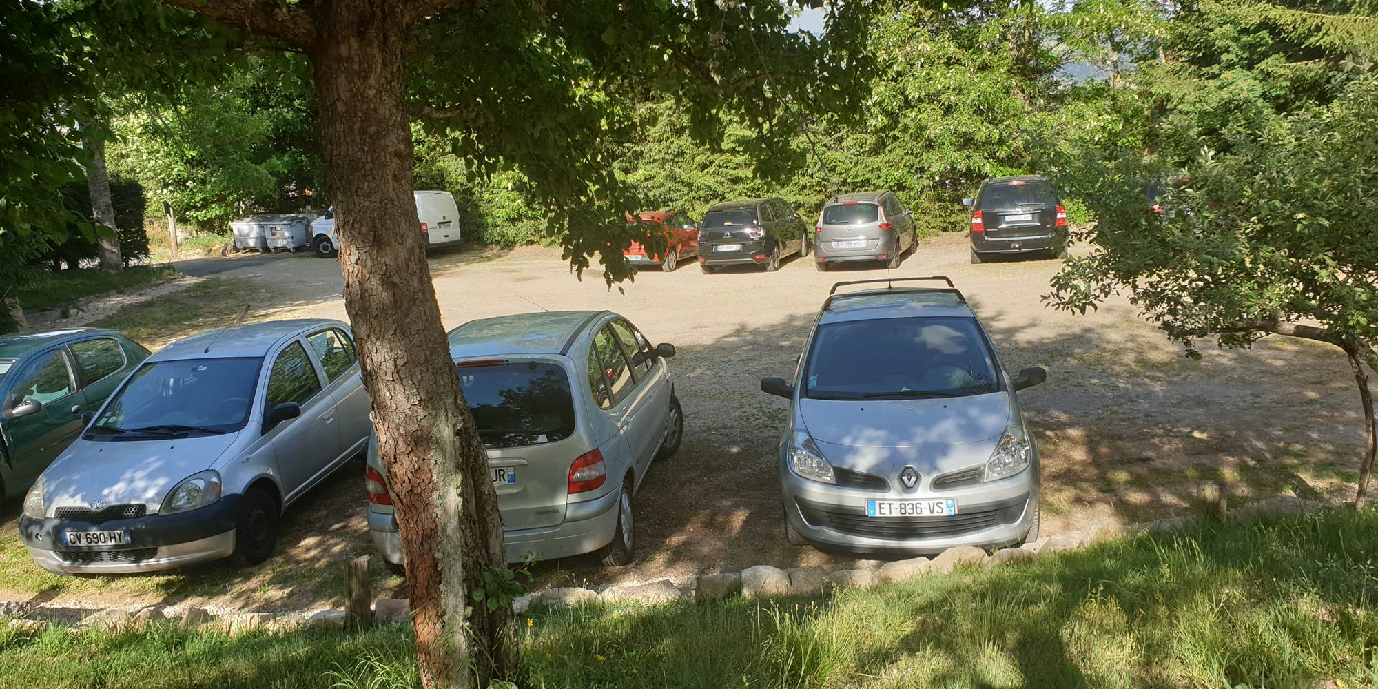 Un parking privé intérieur au village et ombragé (photo mai 2022)