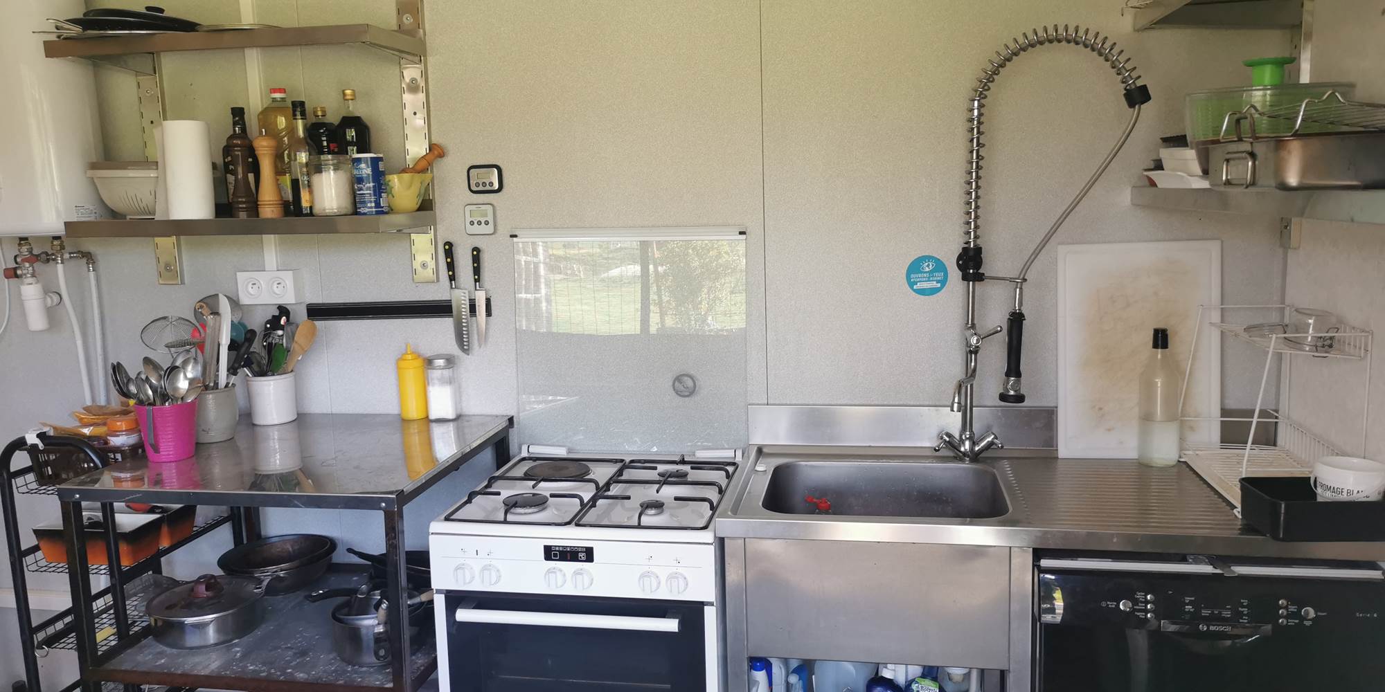 La cuisine équipée pour la préparation des repas