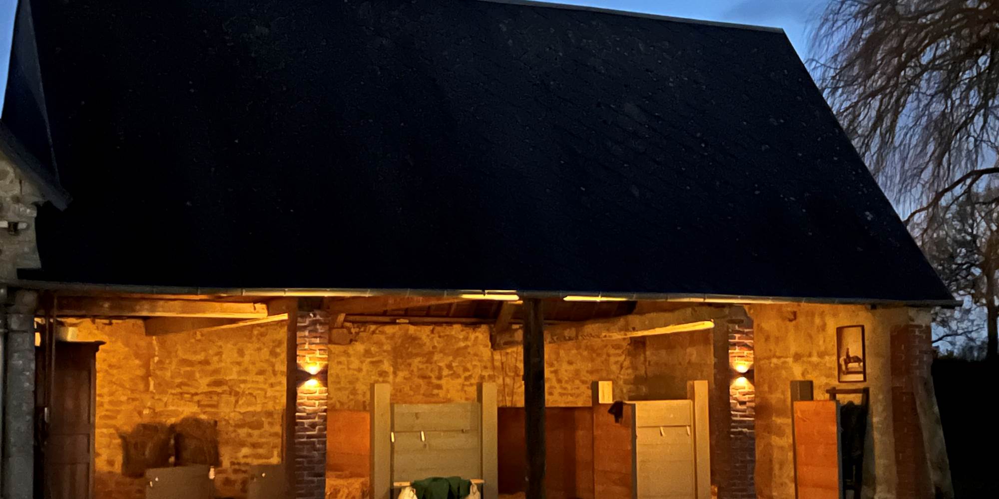Stall beleuchtet