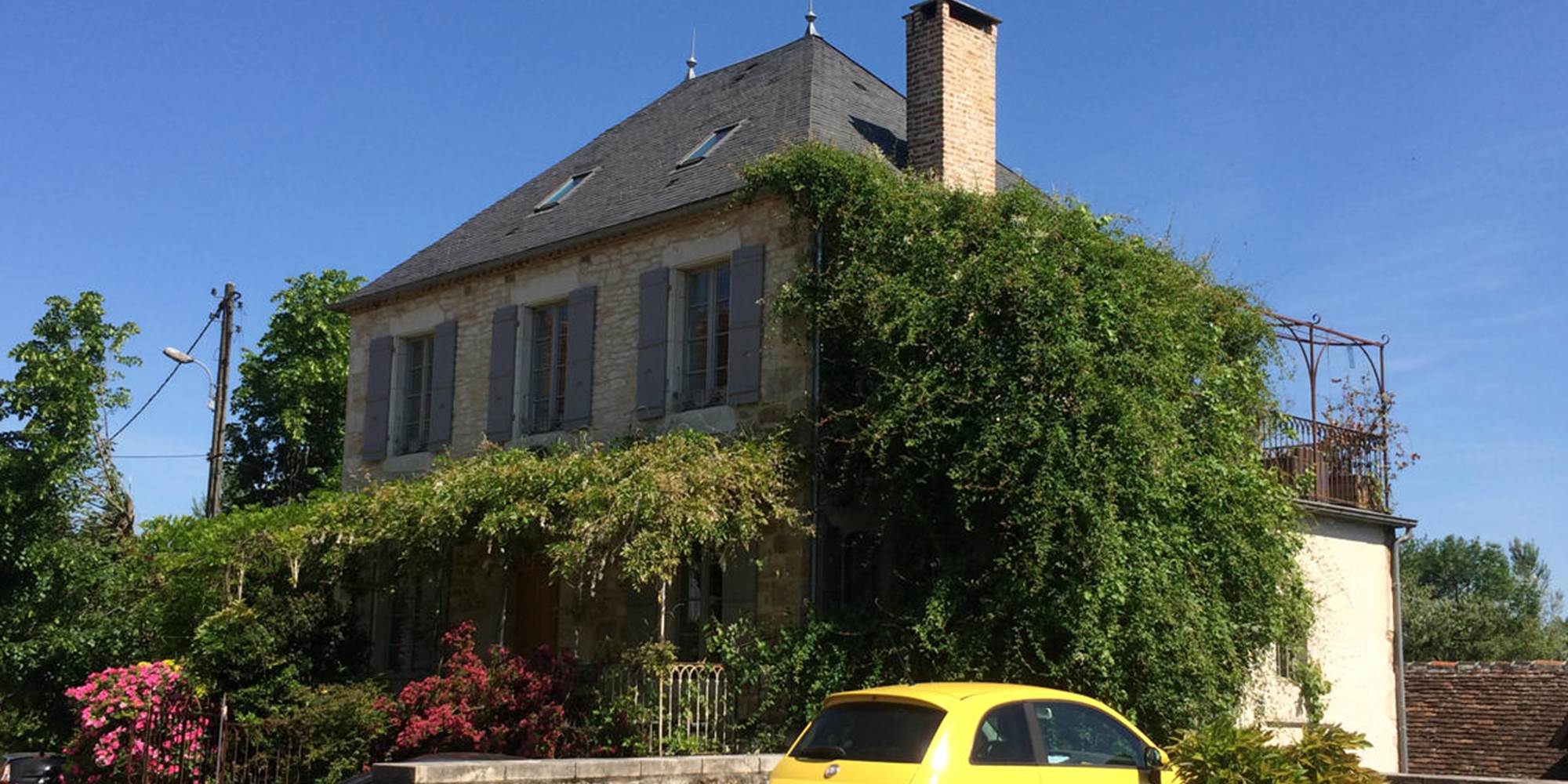 1_ La Terrasse et son parking