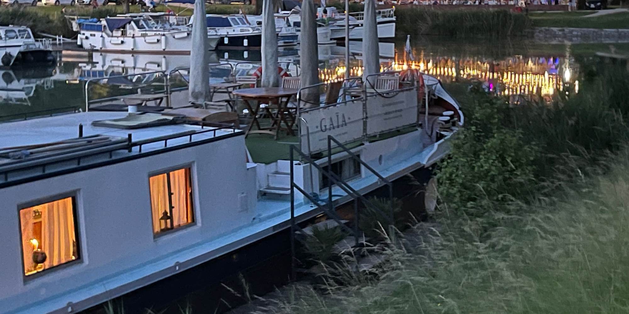 La nuit tombe sur la Péniche Hôtel Gaïa à Port Canal Montauban