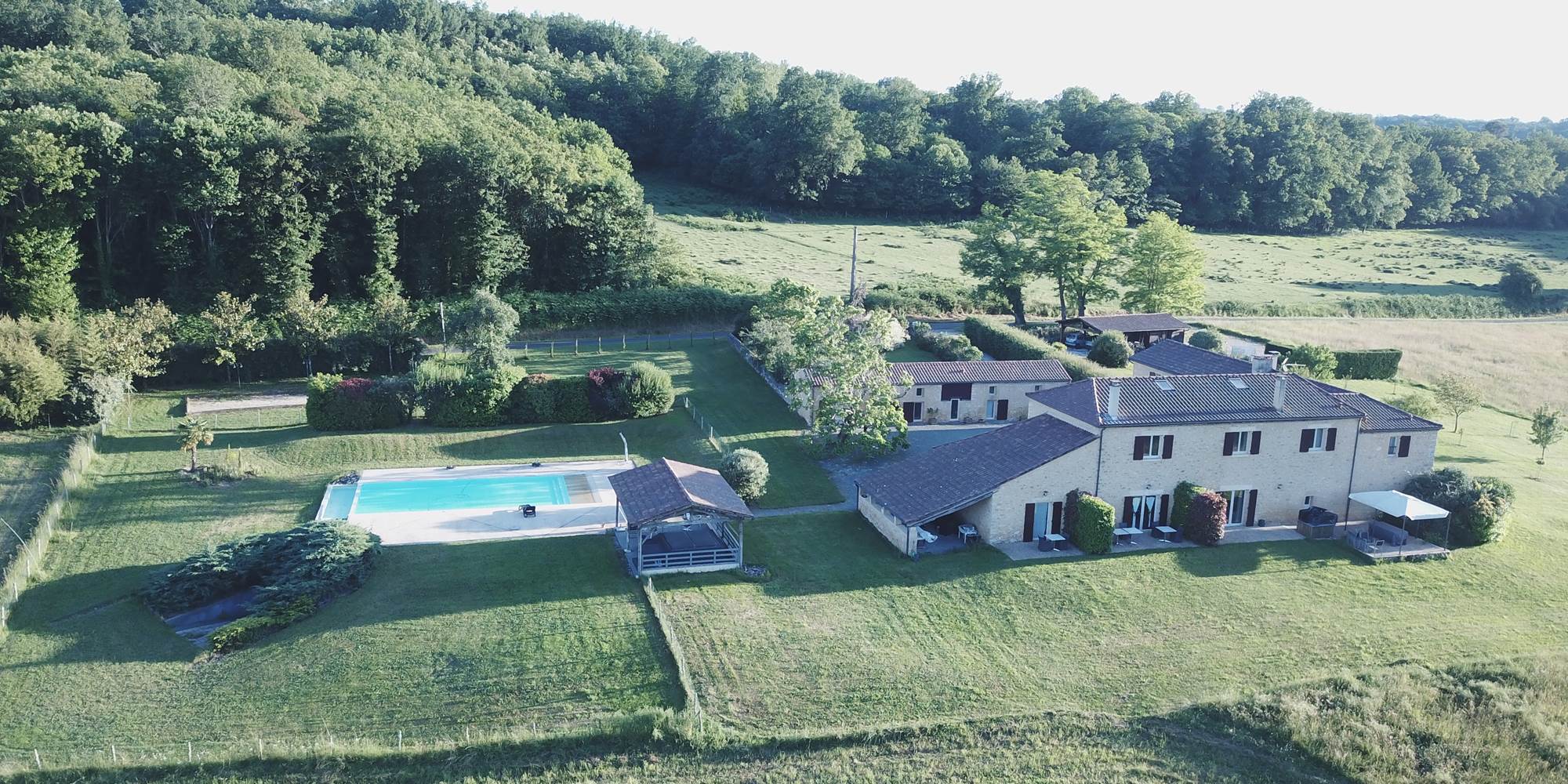 DOMAINE DU CHAMP DE L'HOSTE - maison d'hôtes à Larzac 24170 - domaine du champ de l'Hoste - piscine - Dordogne - location gîte - location maison de vacances - piscine - Vue du domaine par notre drone.