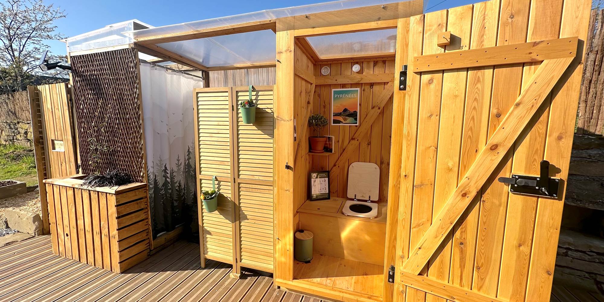 Espace sanitaire abrité et éclairé à 2m du dôme (toilettes sèches et douches)