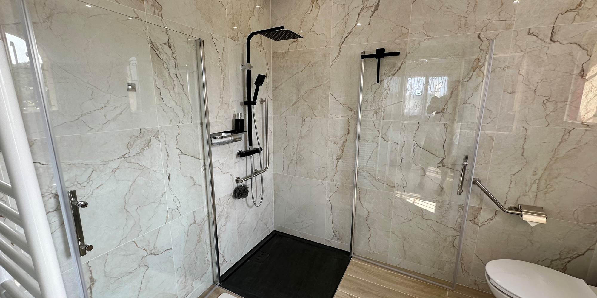 salle-de-bain-pmr-douche-italienne-wc-suspendus-mas-des-anges-soussans-margaux-medoc