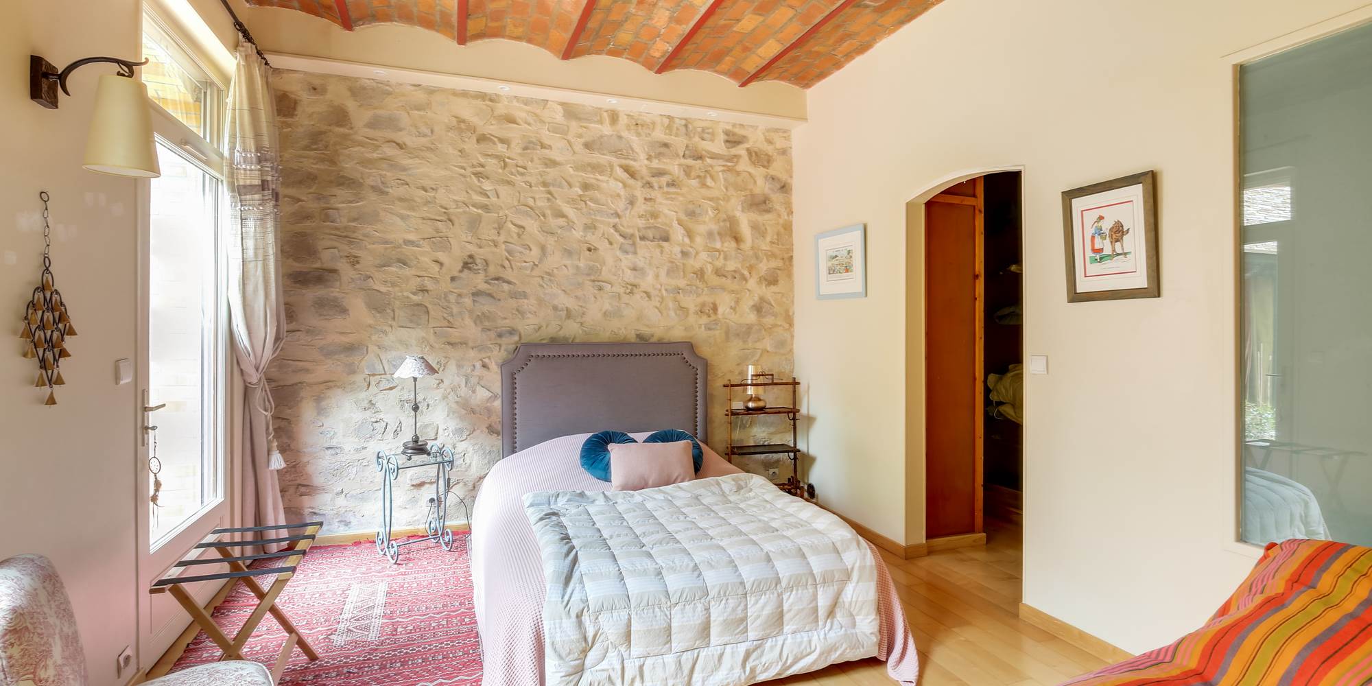 Chambre mur en pierre