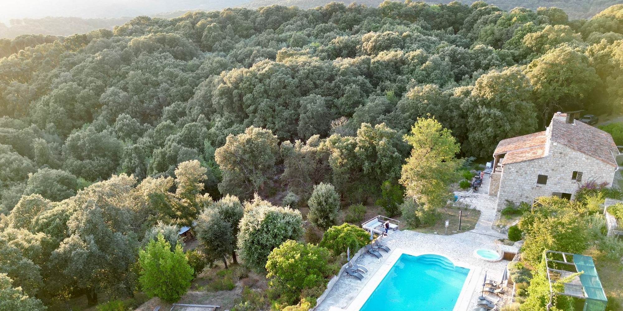 Vue aérienne du Domaine Cardu, maison d'hôtes de charme nichée dans la nature en Corse du Sud.