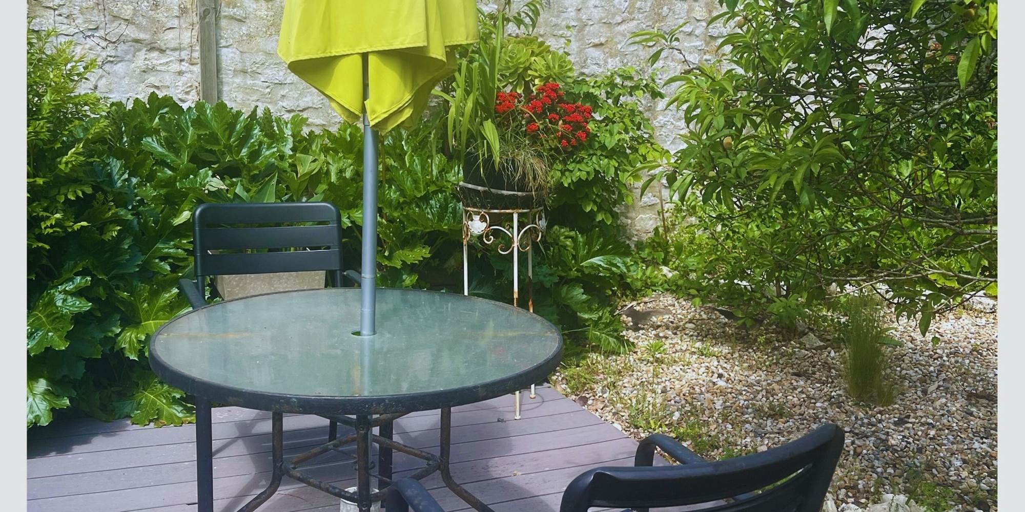 Terrasse fleurie et calme pour vos repas à l’extérieur Entouré de plantes luxuriantes et de murets en pierre, ce petit coin repas est idéal pour savourer l’ambiance douce et typique de l’île de Ré.