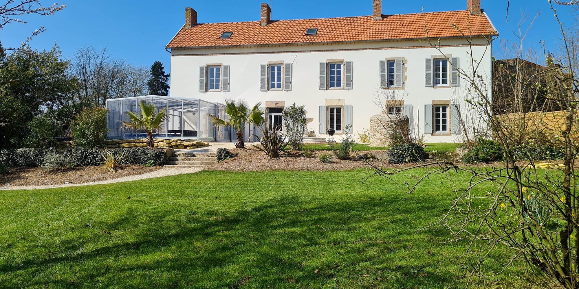 gite-le-lijaly-exterieur-maison-bournezeau-vendee-grande-capacite-famille-vacances.jpg