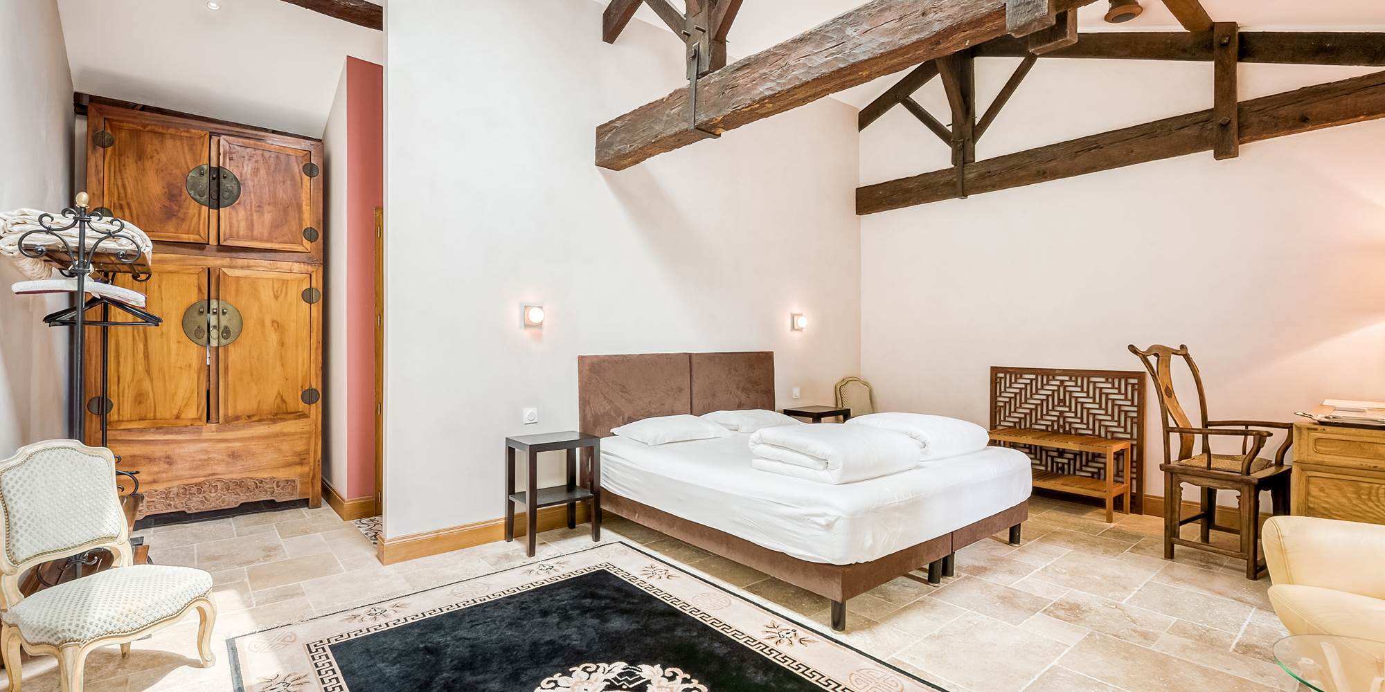 Chambre lit double, rez de chaussée, chambre prestige, salle de bain privative, vue jardin et rivière, vignoble, chambres d'hôtes