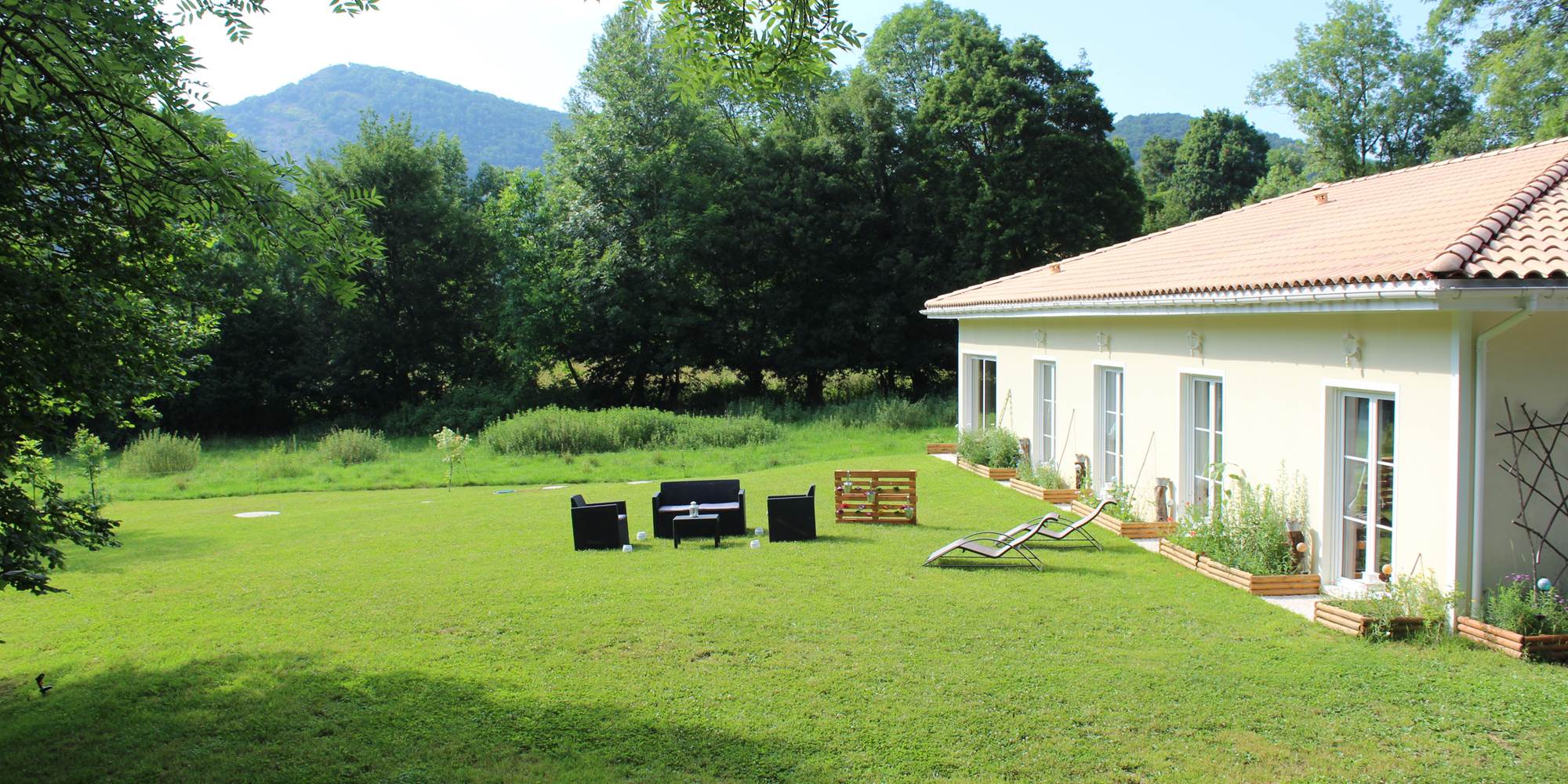 façade arrière sur jardin avec vue sur les montagnes
