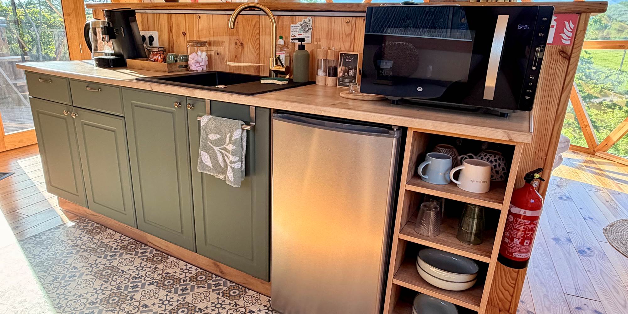 Cuisine avec frigo, micro-ondes & vaisselles