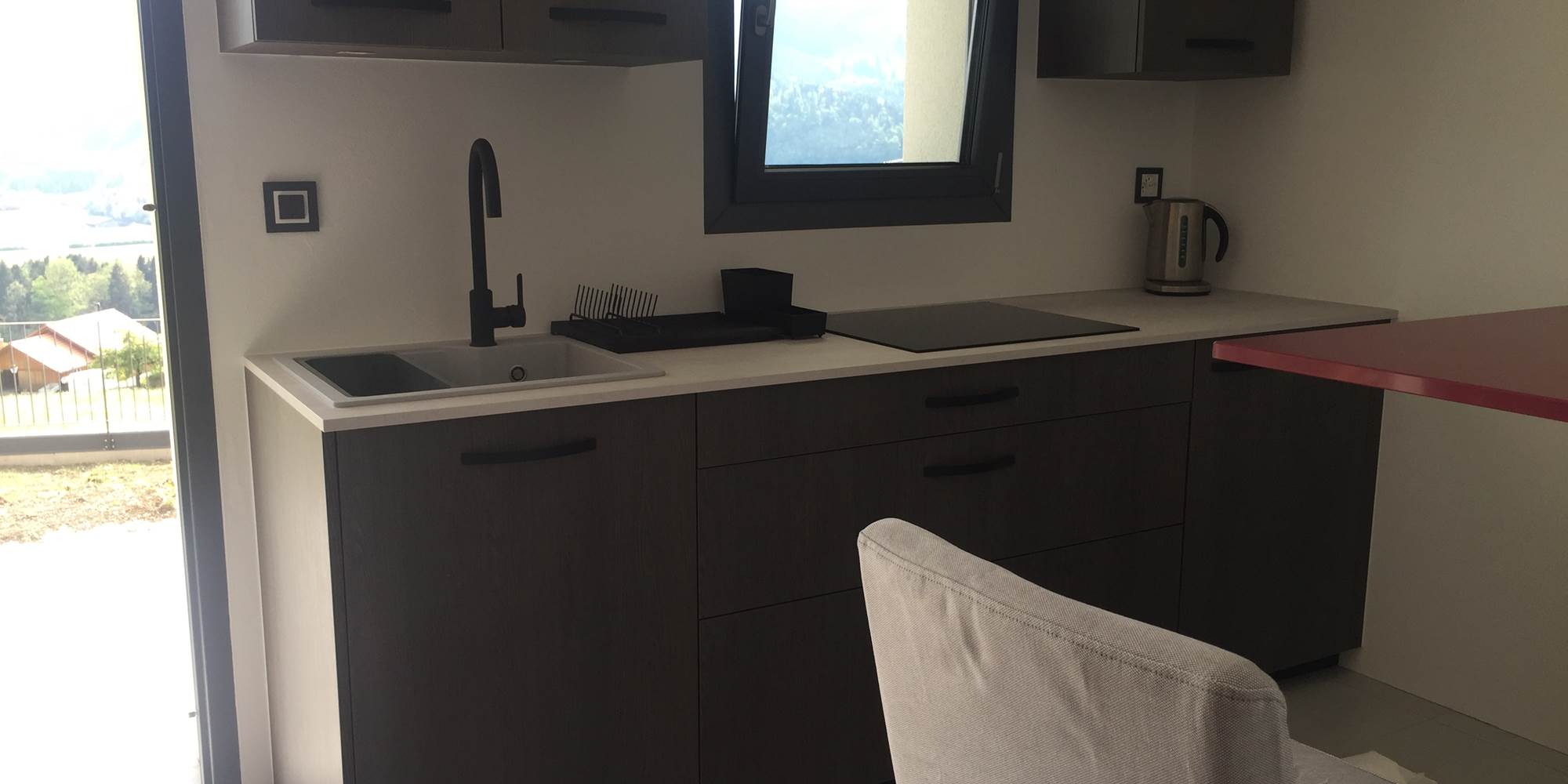 cuisine-et-coin-repas-studio-gruyeres-vacances-weekend-couple-montagne