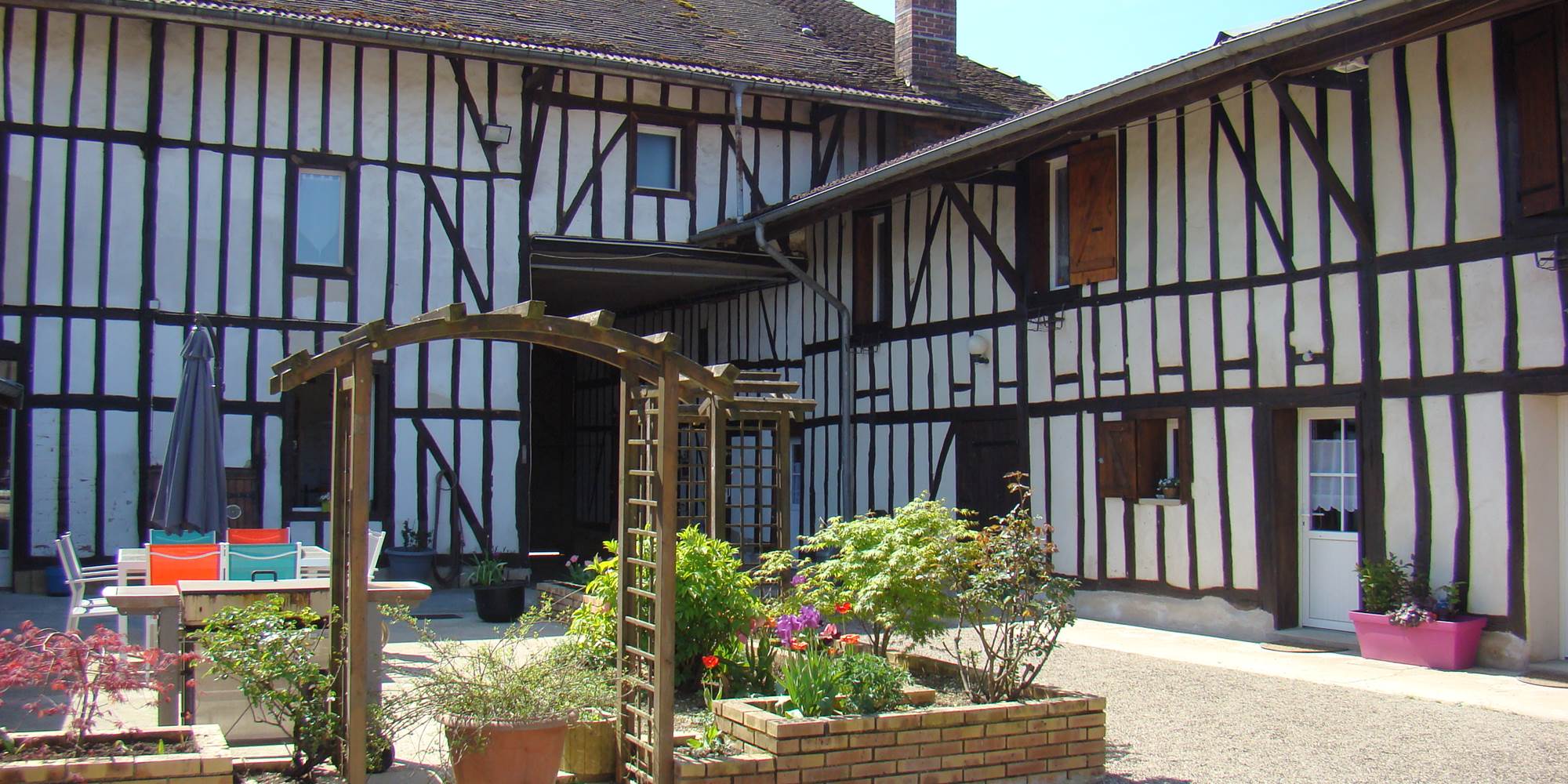 LA-SENTE-DES-VIGNES-Cour