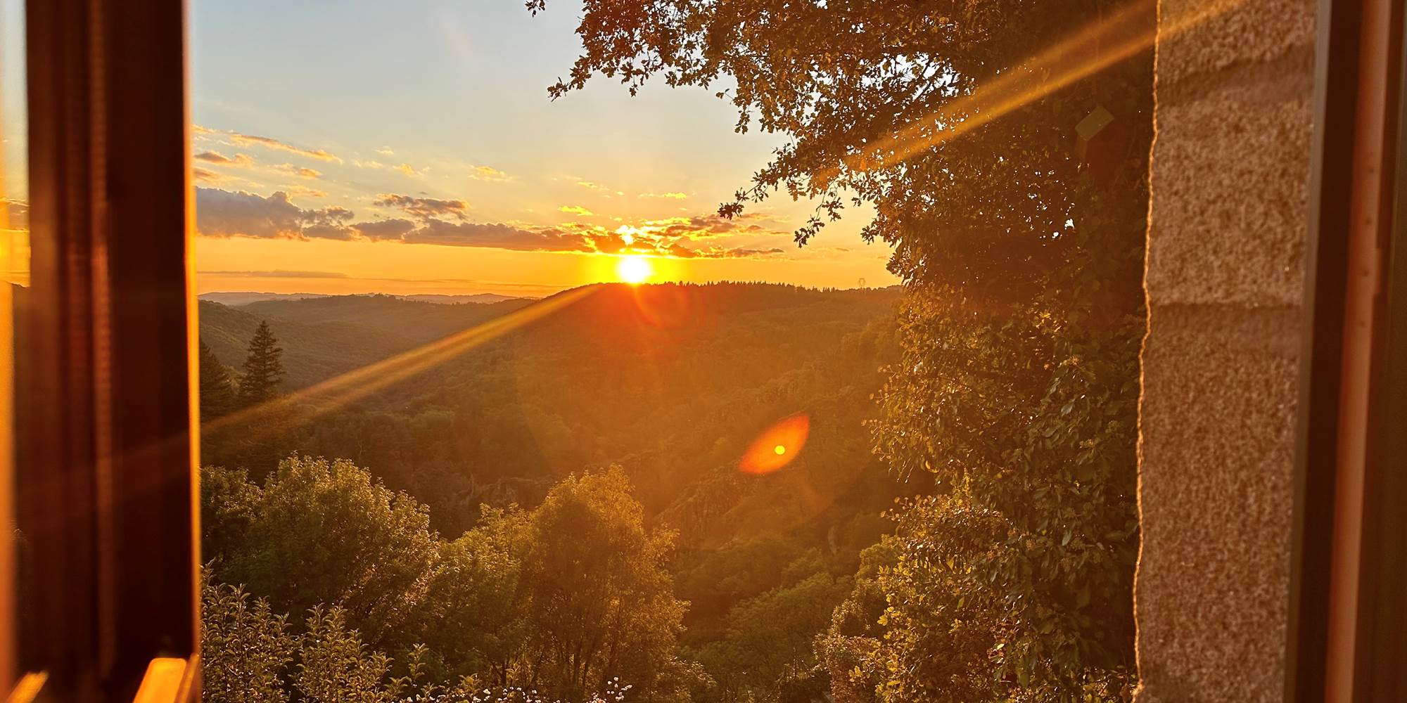le-chant-des-sources-gite-1-chambre-fenetre-coucher-soleil-ht