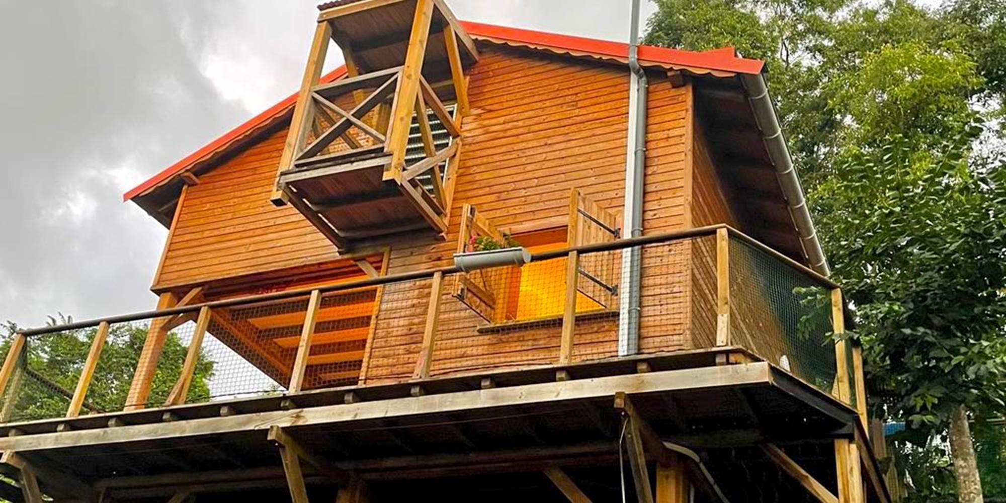 Facade côté mer avec la vigie de la chambre