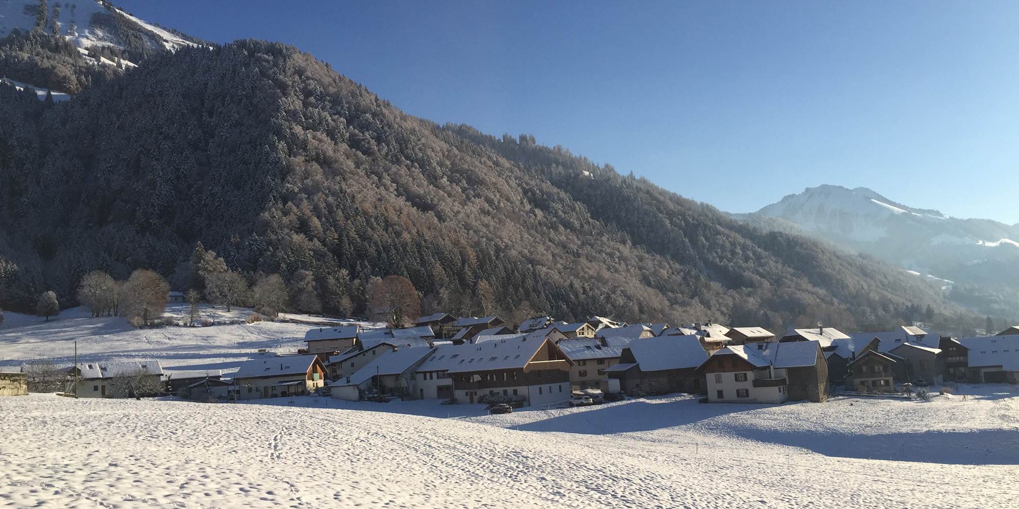Le village d'en bas enneigé