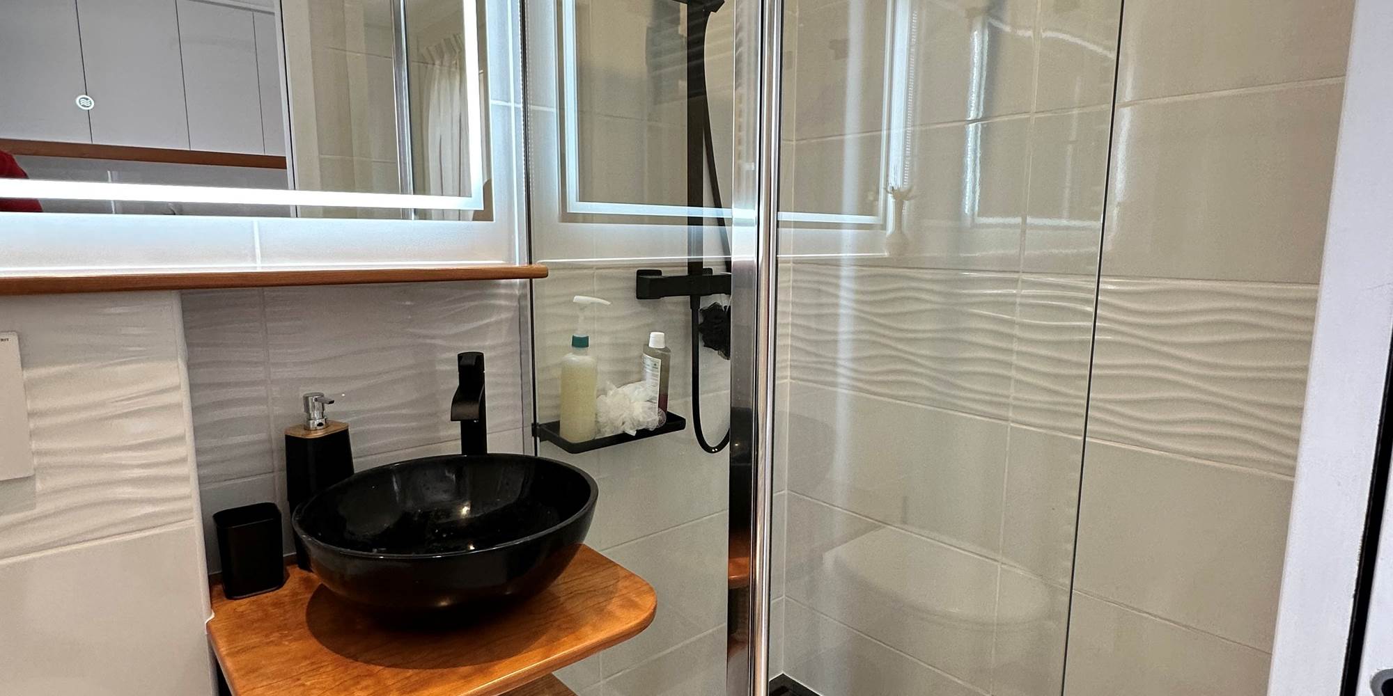 salle-de-bain-chambre-gabriel-douche-italienne_mas-des-anges-chambre-d-hotes-etape-hotel-soussans-margaux_couple_luxe_confort