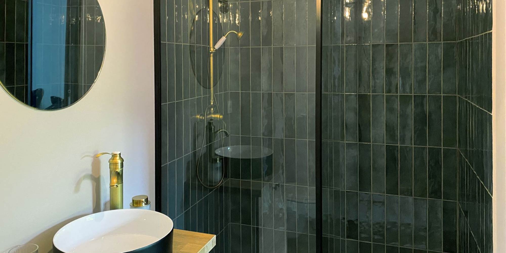 L'AUBERGE DU RANC : la salle de bain chambre Fossile