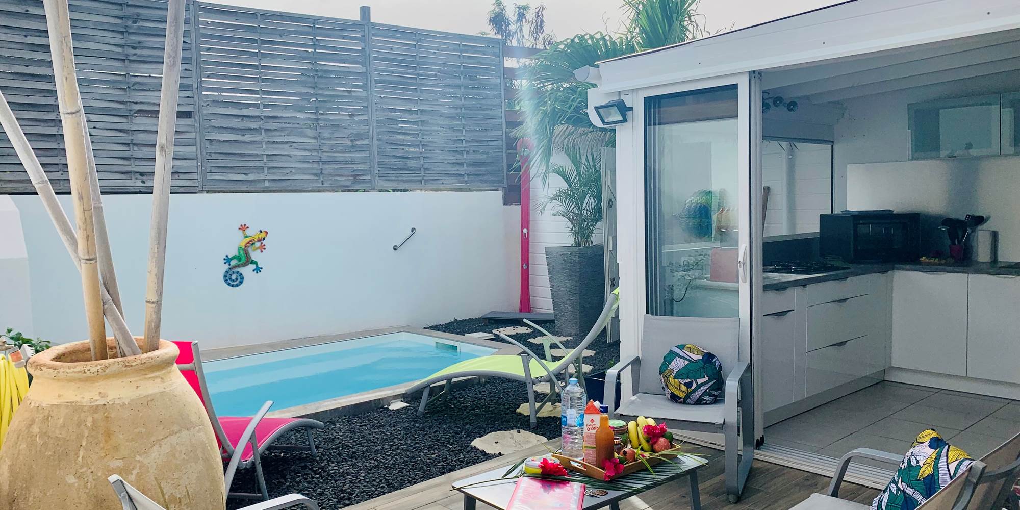 Espace extérieur avec piscine privative et cuisine ouverte