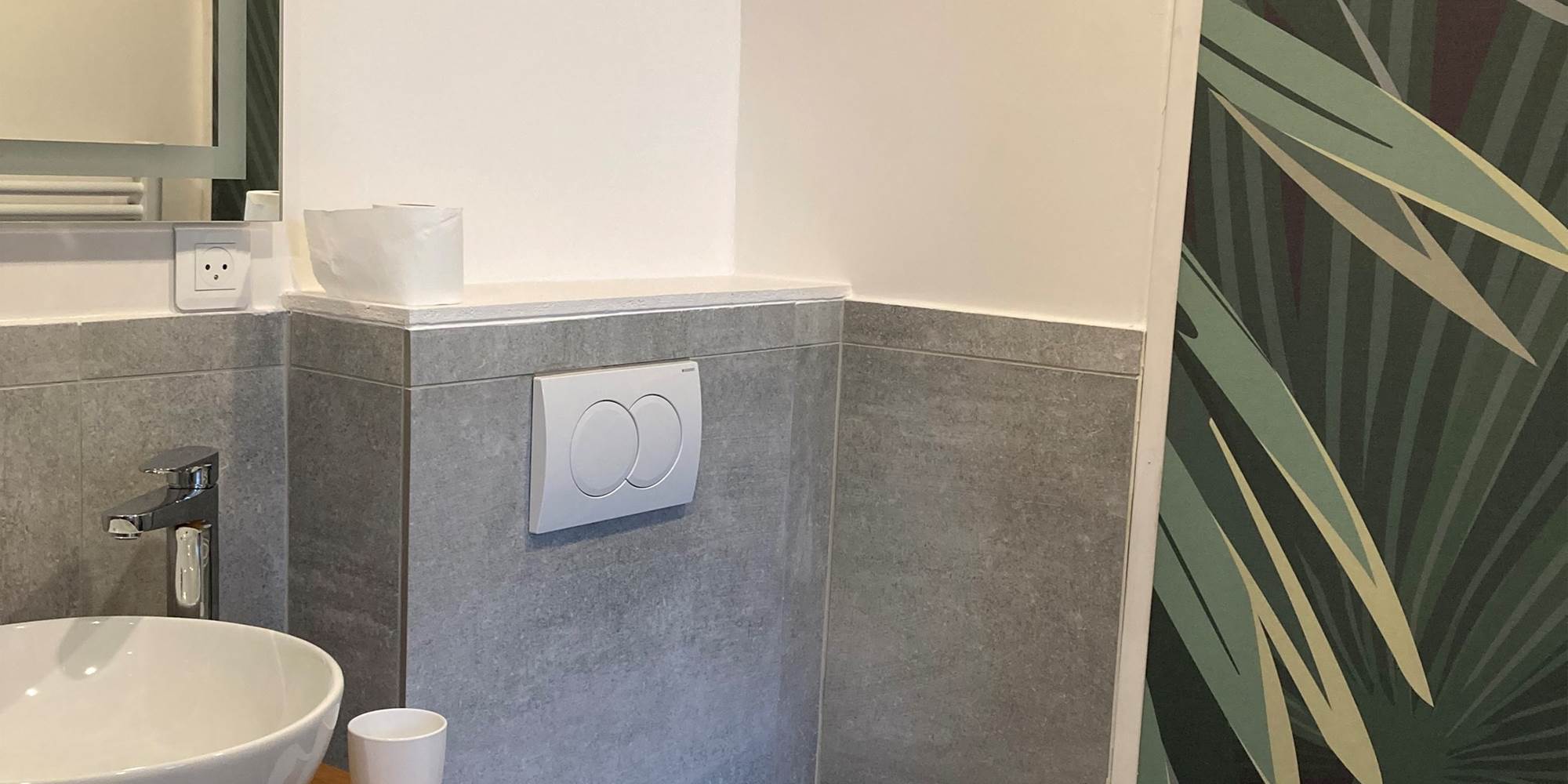 Salle d’eau du studio – Confort et modernité au cœur du village Douche vitrée, vasque design et ambiance zen pour un séjour tout en douceur à La Flotte, Île de Ré.