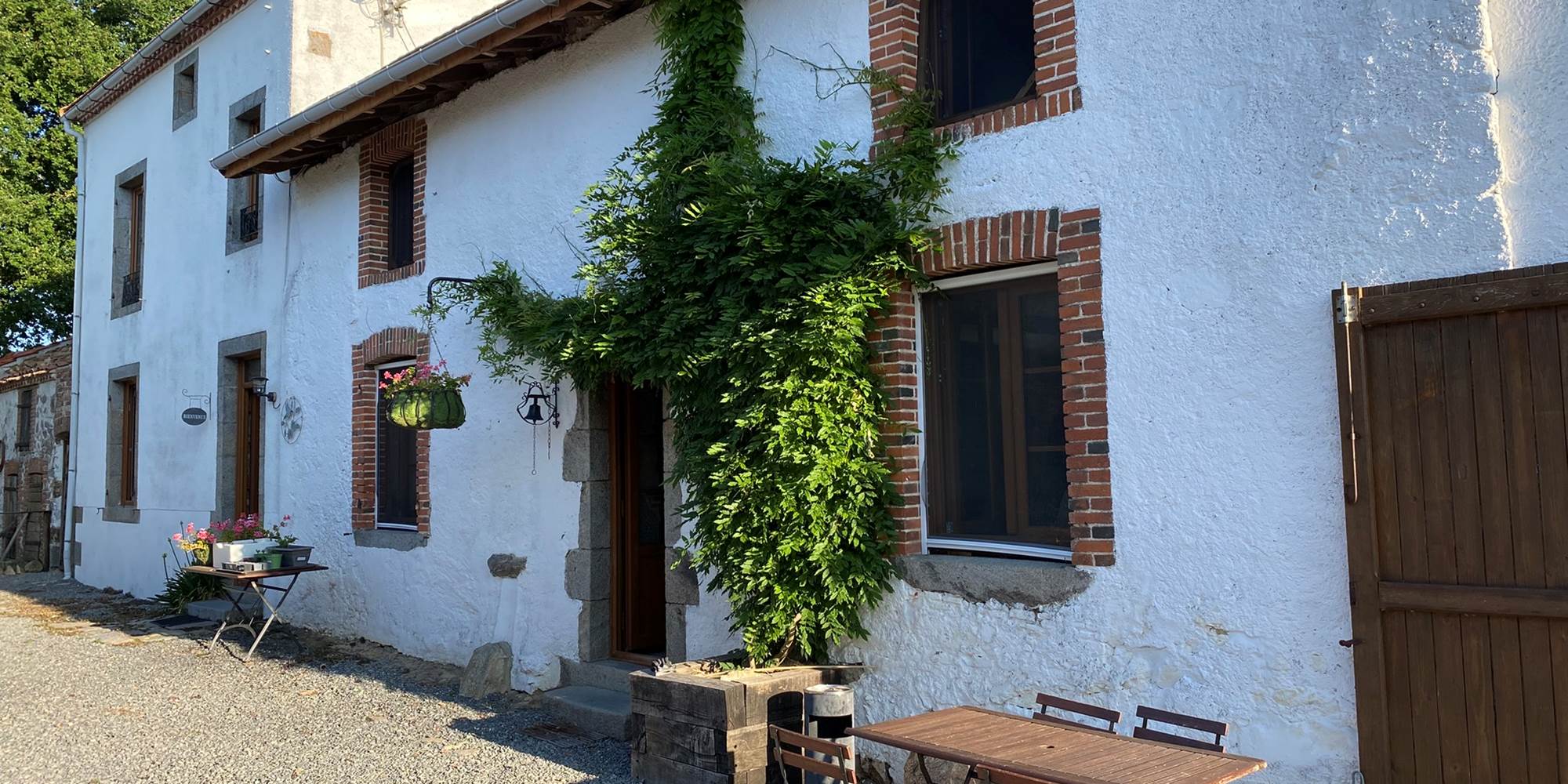 Photo de la façade sud de l'habitation - Chambres d'hôtes La Grange Richard à Dinsac