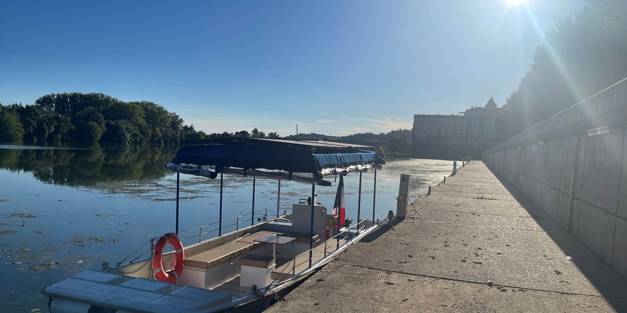Helios Confluences amarré au quai de l'Uvarium à Moissac
